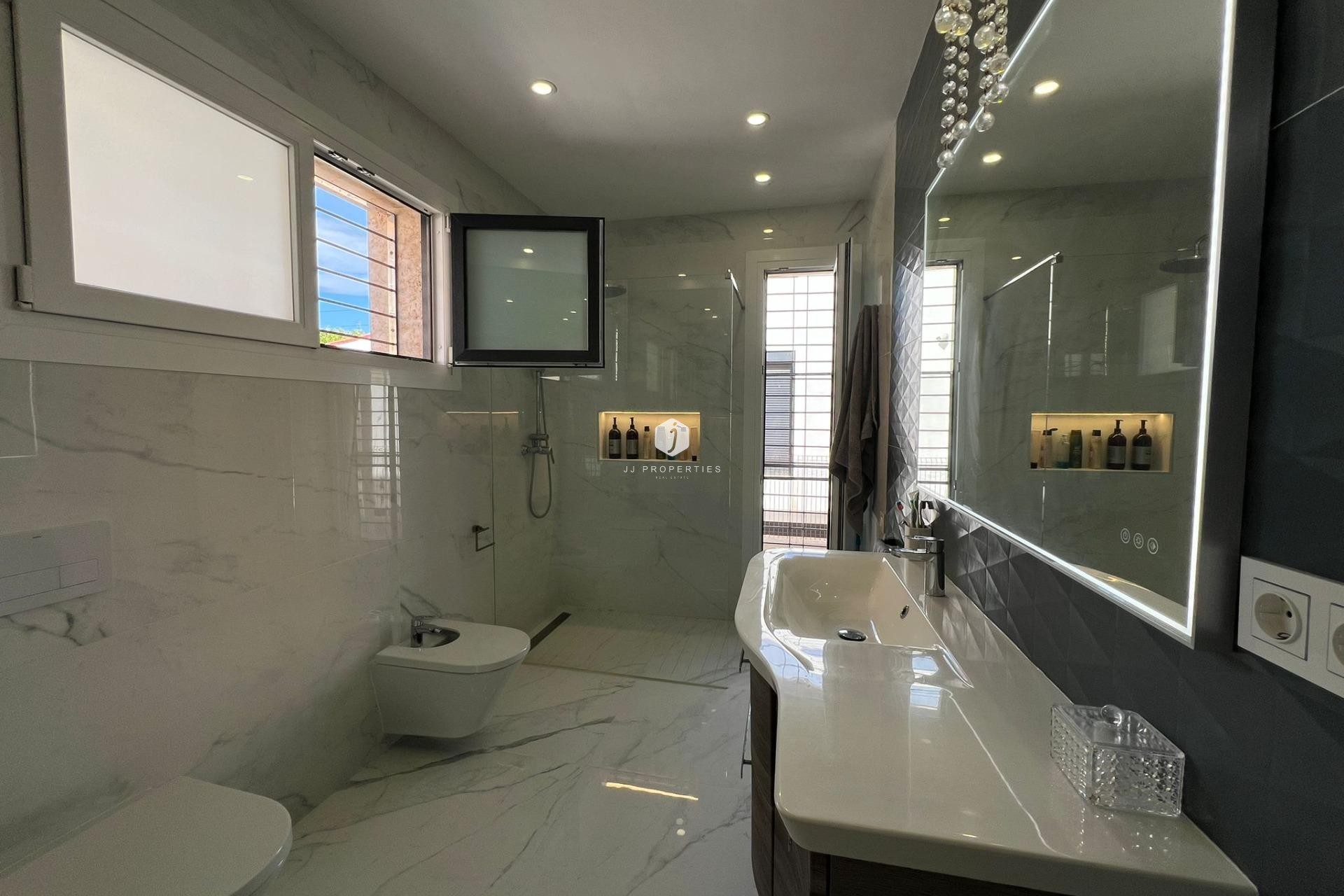 Resale - Villa -
Torrevieja - La Mata