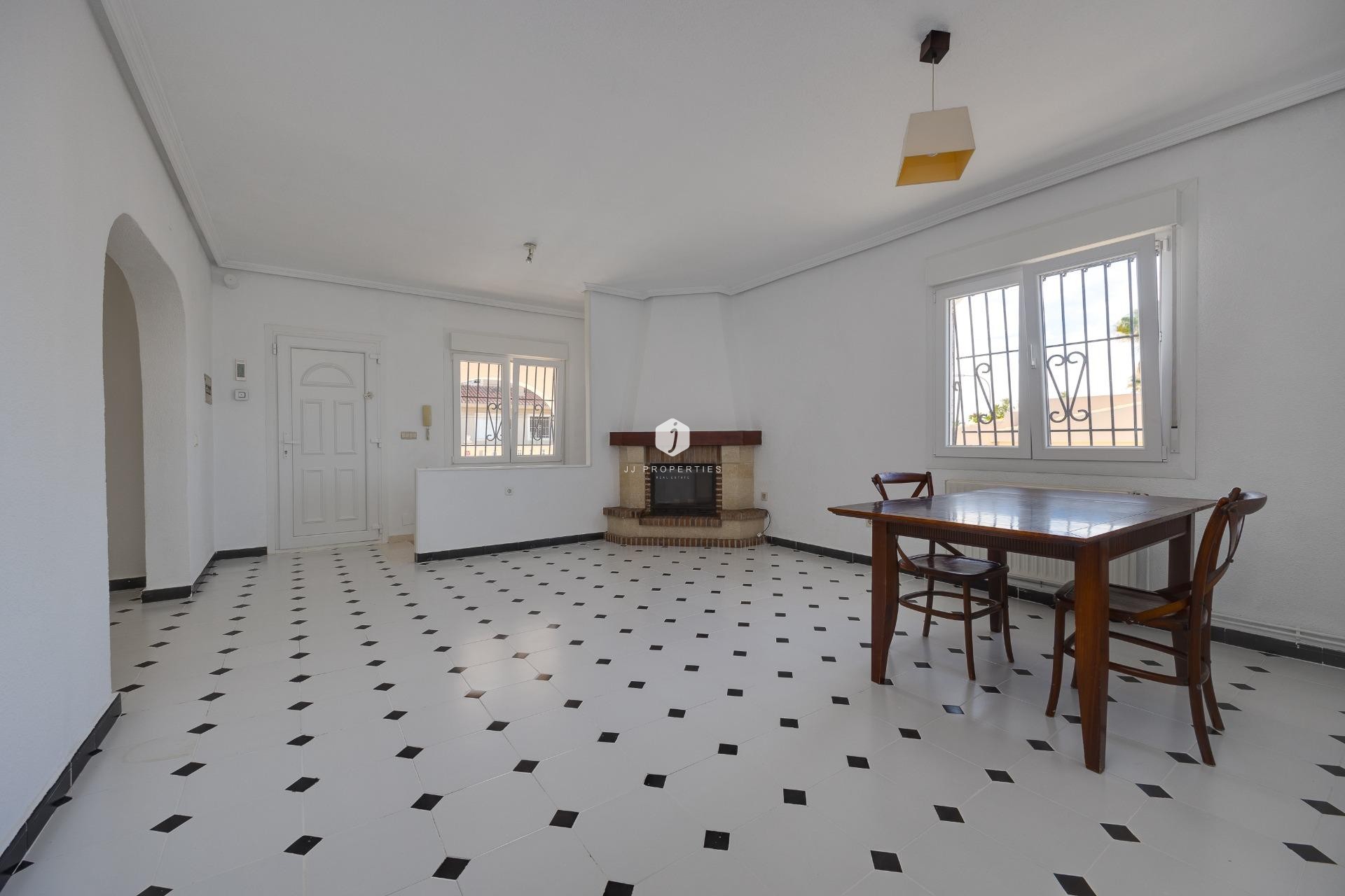 Resale - Villa -
Torrevieja - La Siesta - El Salado - Torreta