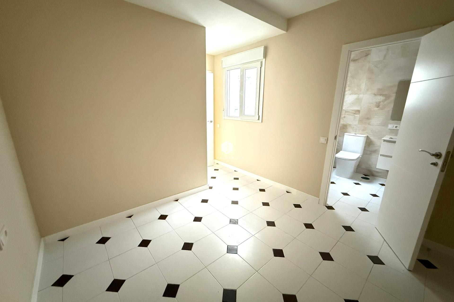 Segunda mano - Apartamento / piso -
Torrevieja - Centro