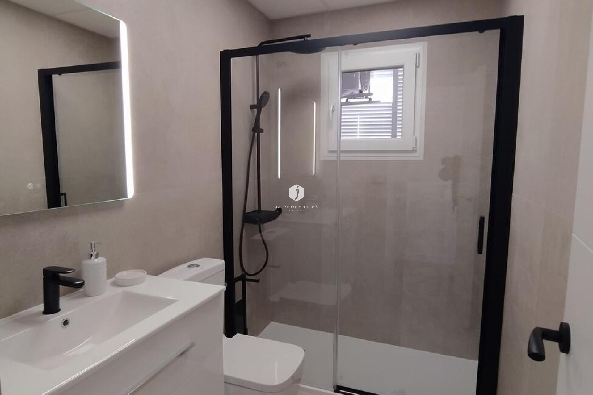 Segunda mano - Apartamento / piso -
Torrevieja - PARQUE DE LAS NACIONES