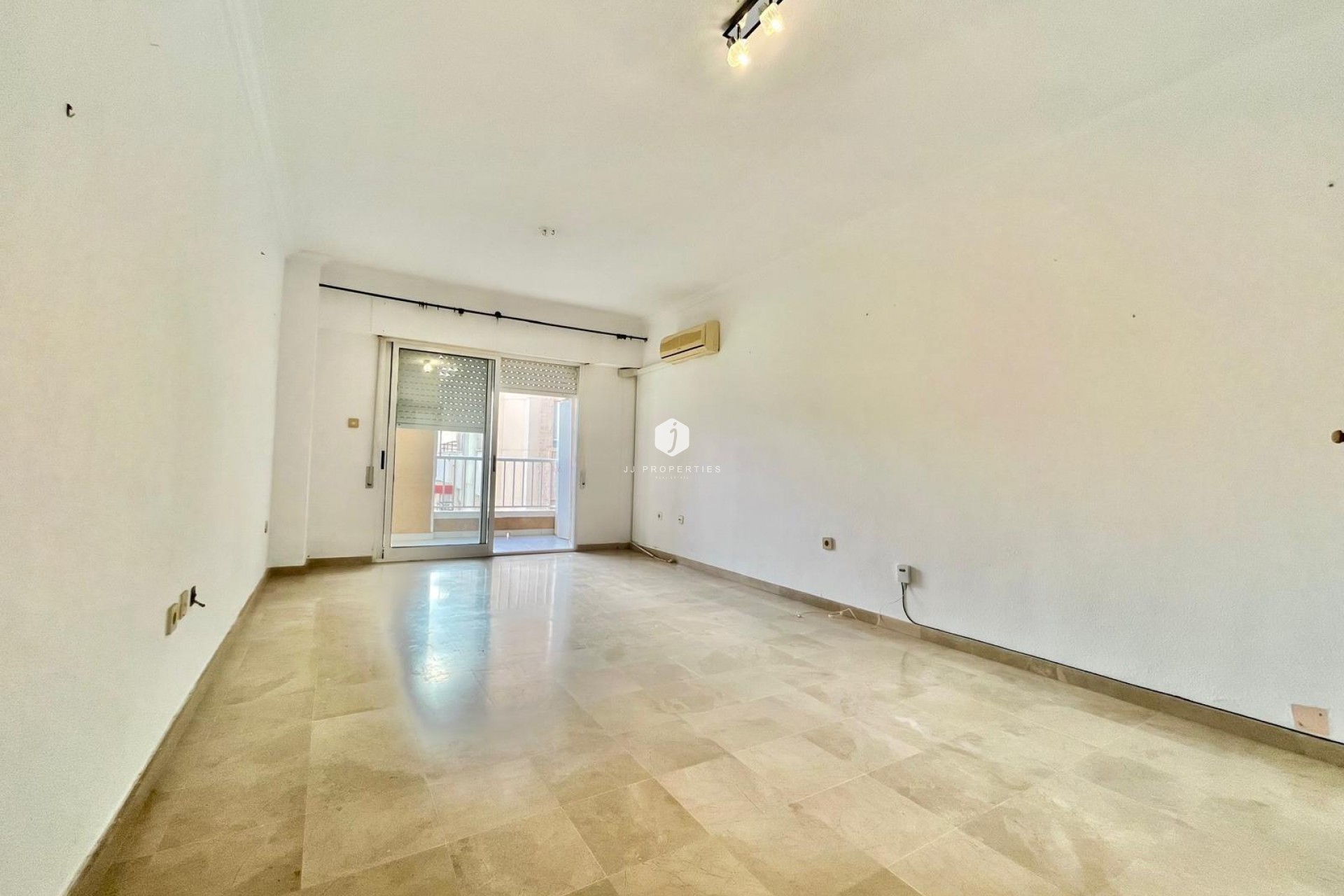 Segunda mano - Apartamento / piso -
Torrevieja