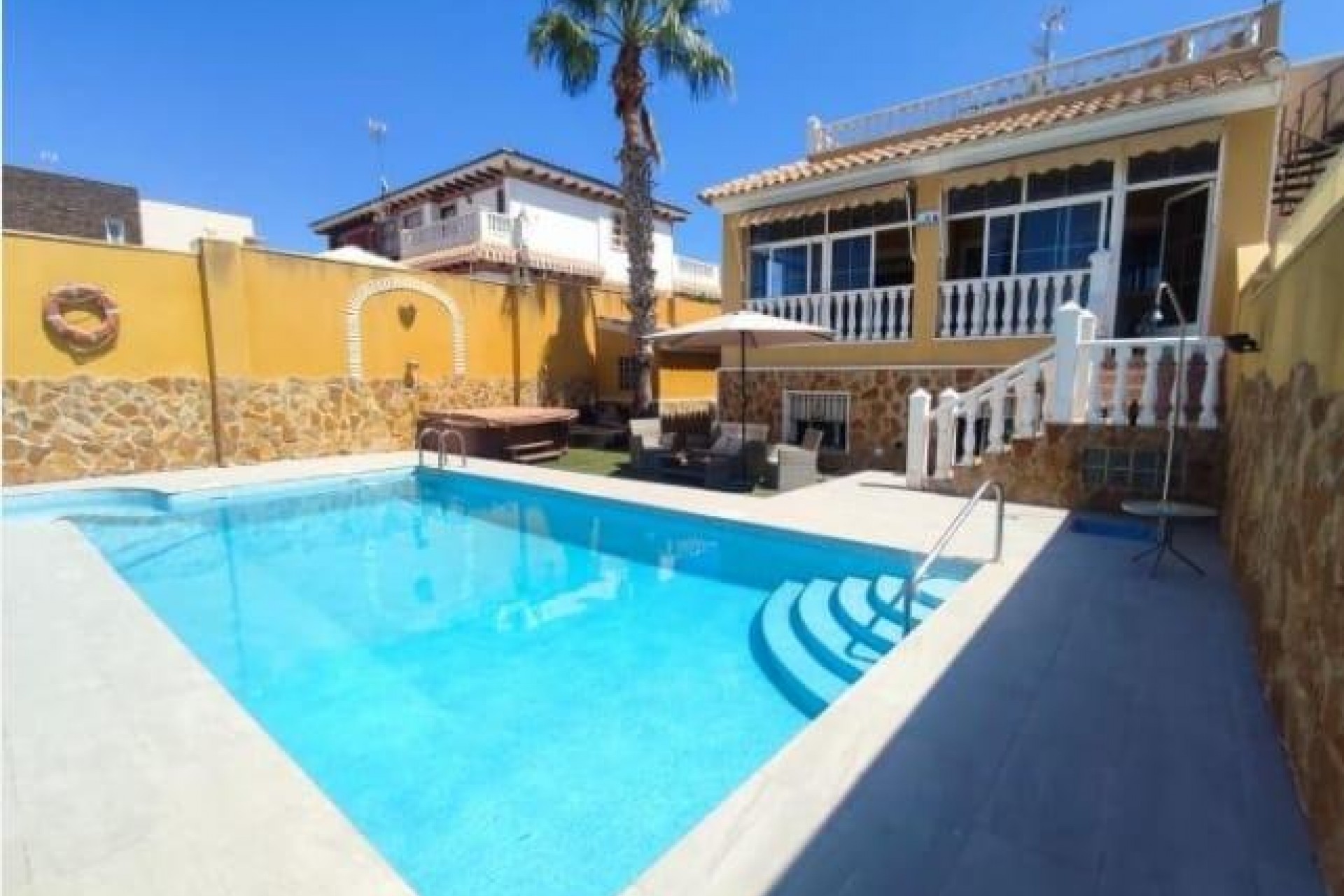 Segunda mano - Chalet -
Torrevieja - aguas nuevas