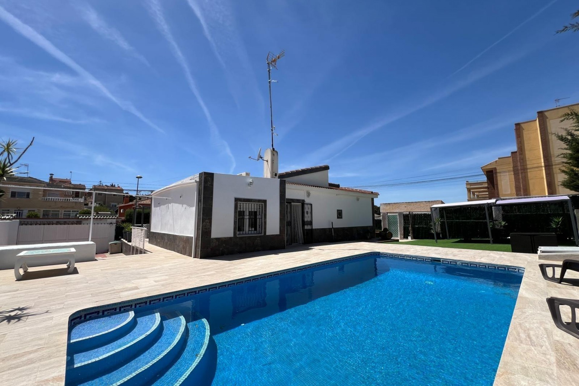 Segunda mano - Chalet -
Torrevieja - Los Balcones