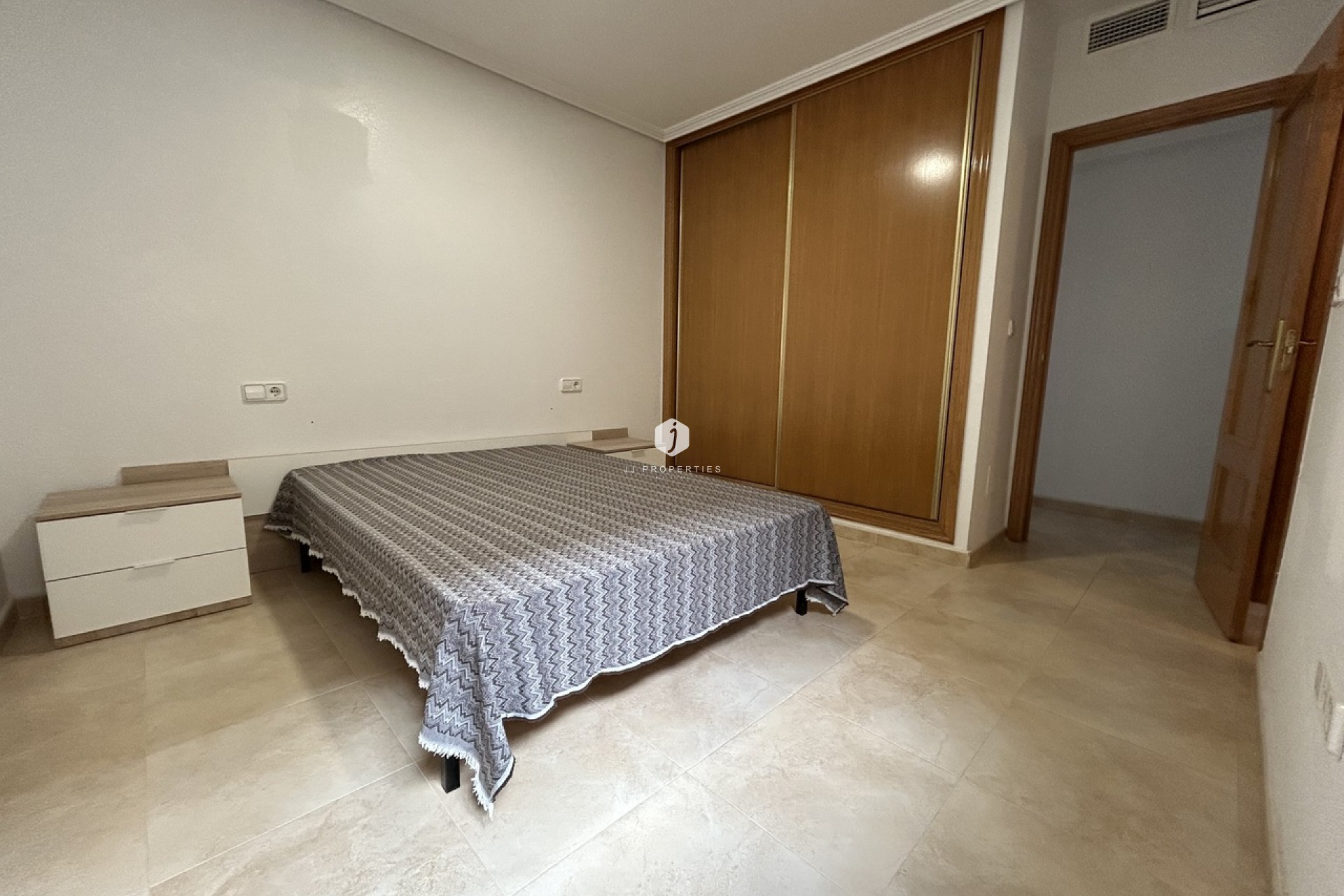 Tweedehands - Appartement / flat -
Alicante - Inland