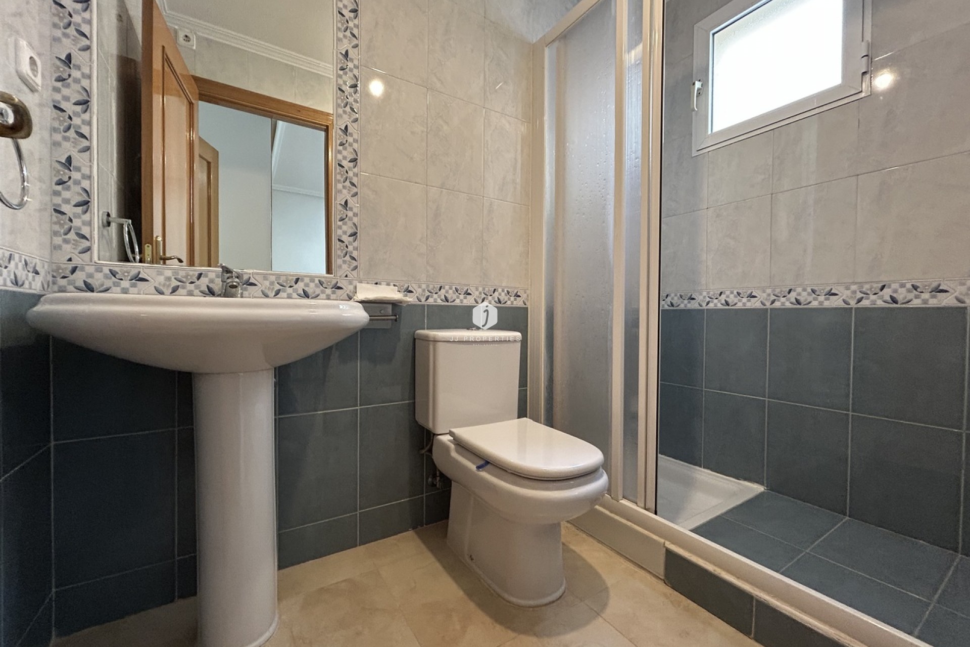 Tweedehands - Appartement / flat -
Alicante - Inland