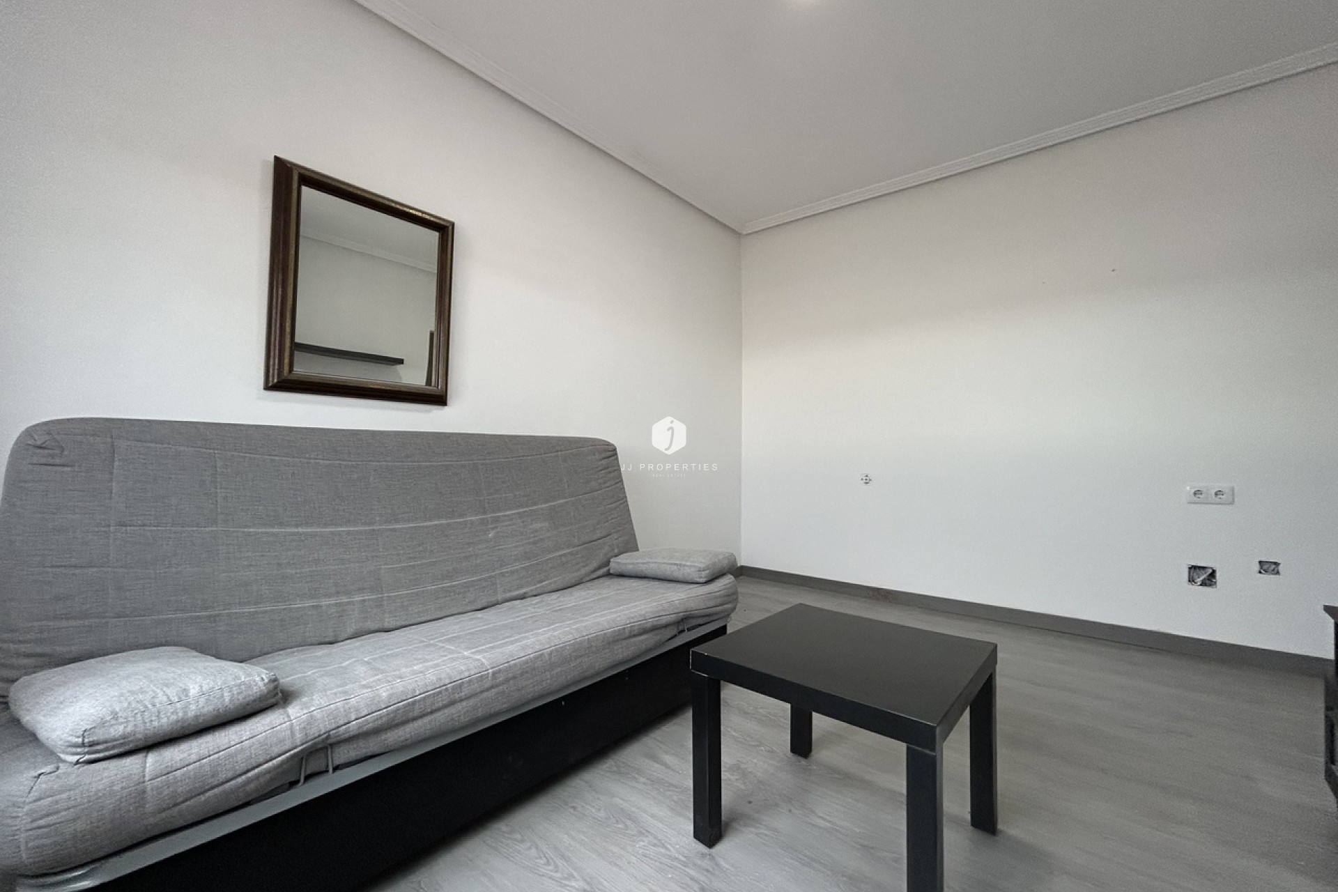 Tweedehands - Appartement / flat -
Alicante - Inland