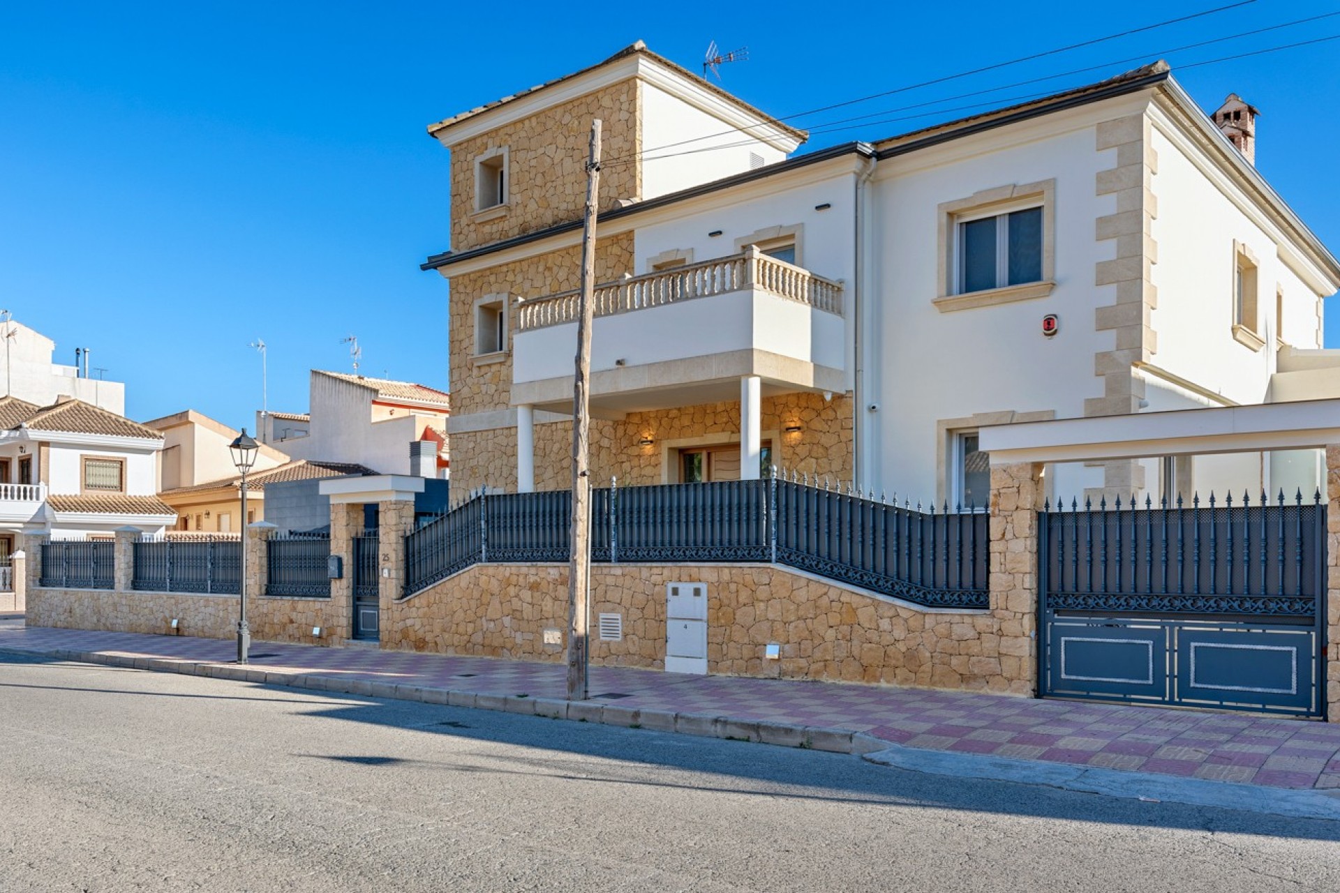 Tweedehands - Chalet -
Jacarilla - Inland