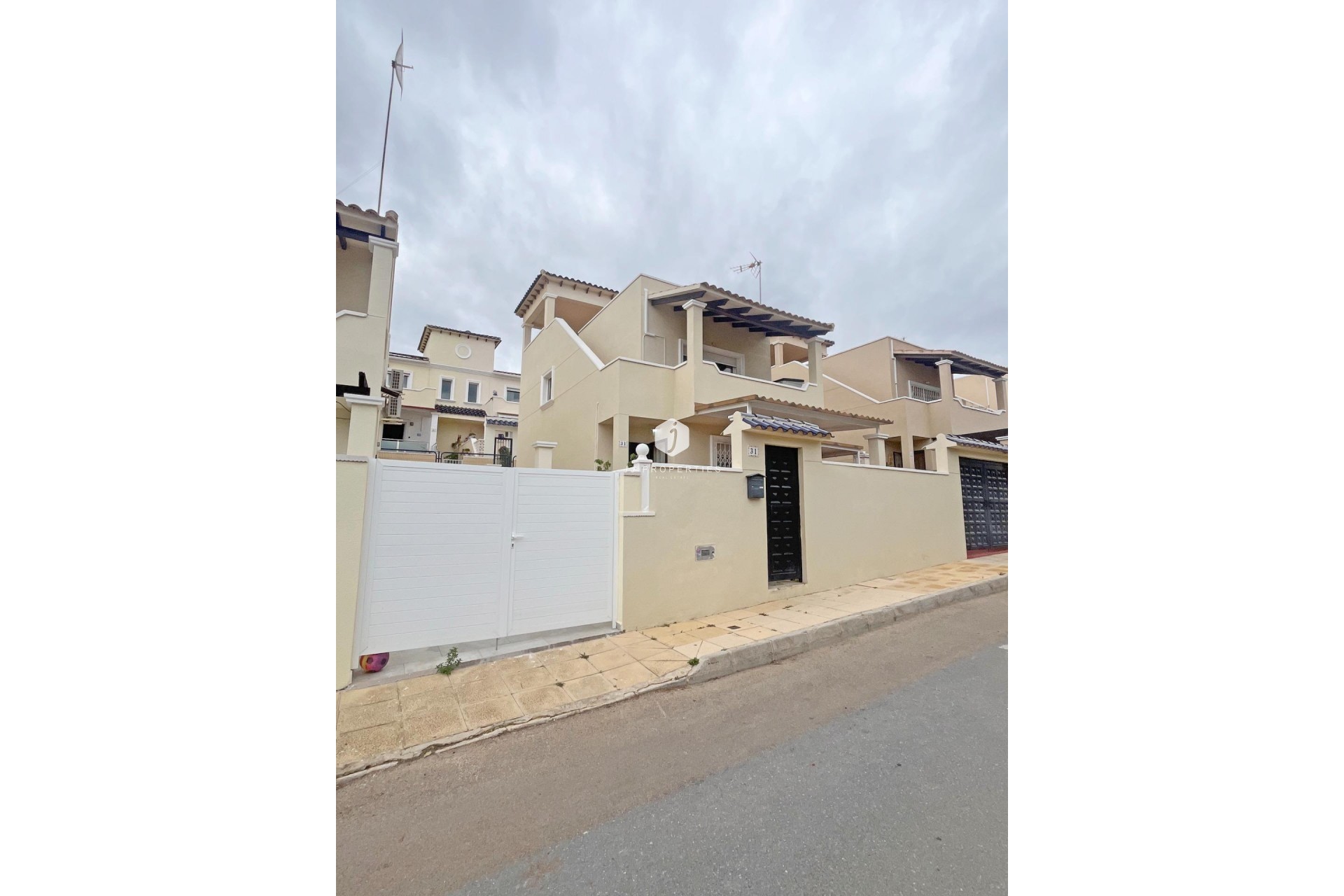 Tweedehands - duplex -
San Miguel de Salinas - Las Filipinas