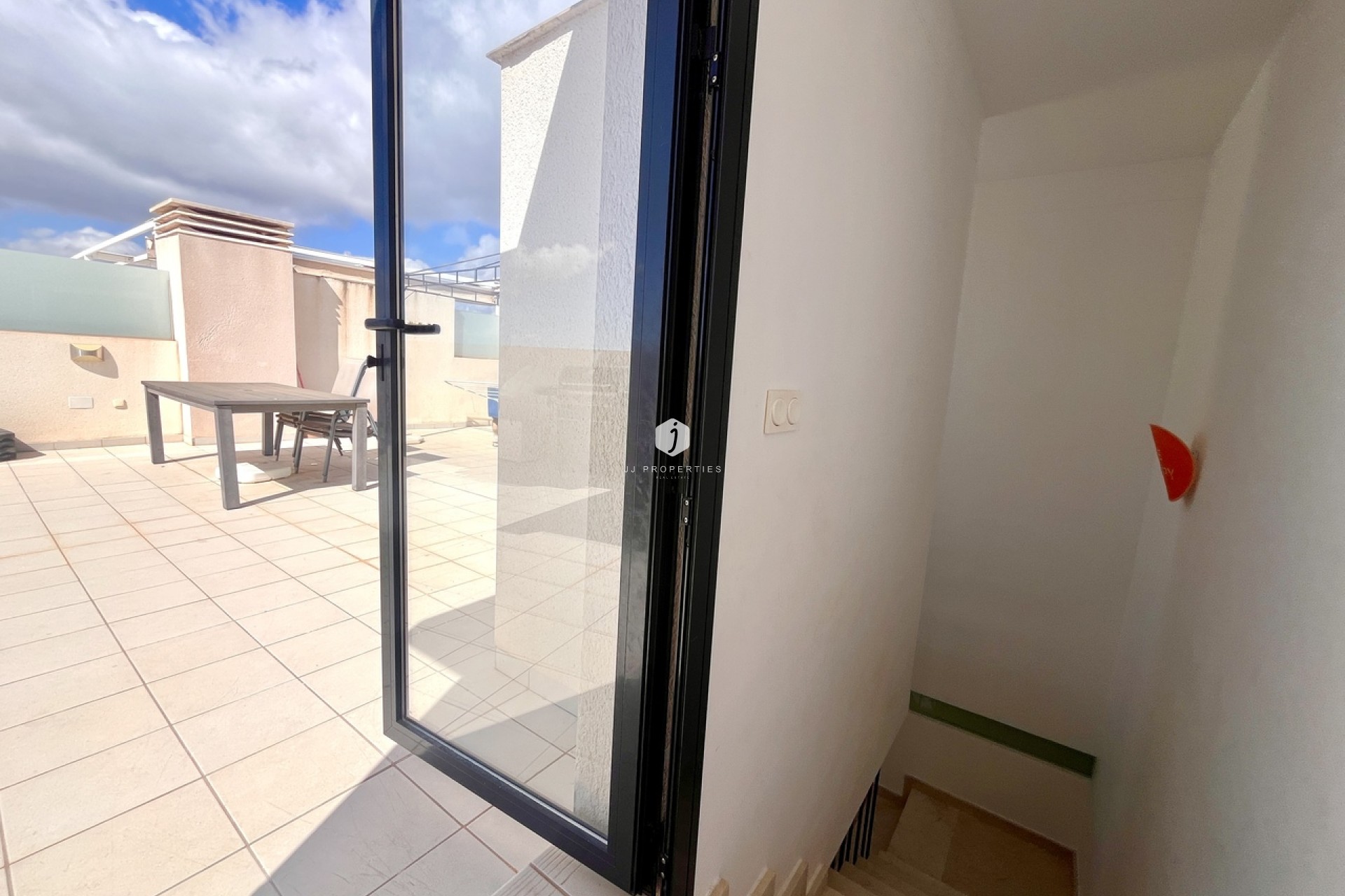 Tweedehands - Penthouse -
Los Dolses - Inland