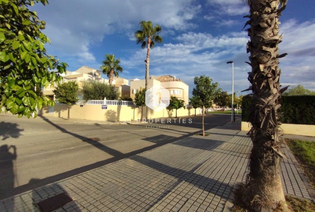 Villa - Aus zweiter Hand -
            Torrevieja - C-39148
