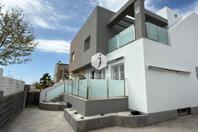 Villa - Tweedehands - Torrevieja -
                Costa Blanca