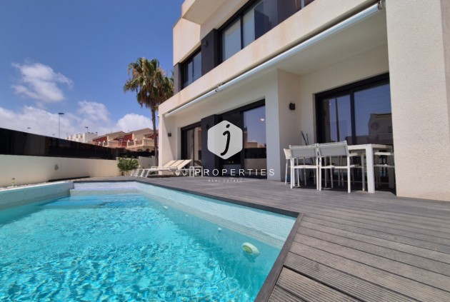 Villa - Tweedehands - Torrevieja -
                Costa Blanca