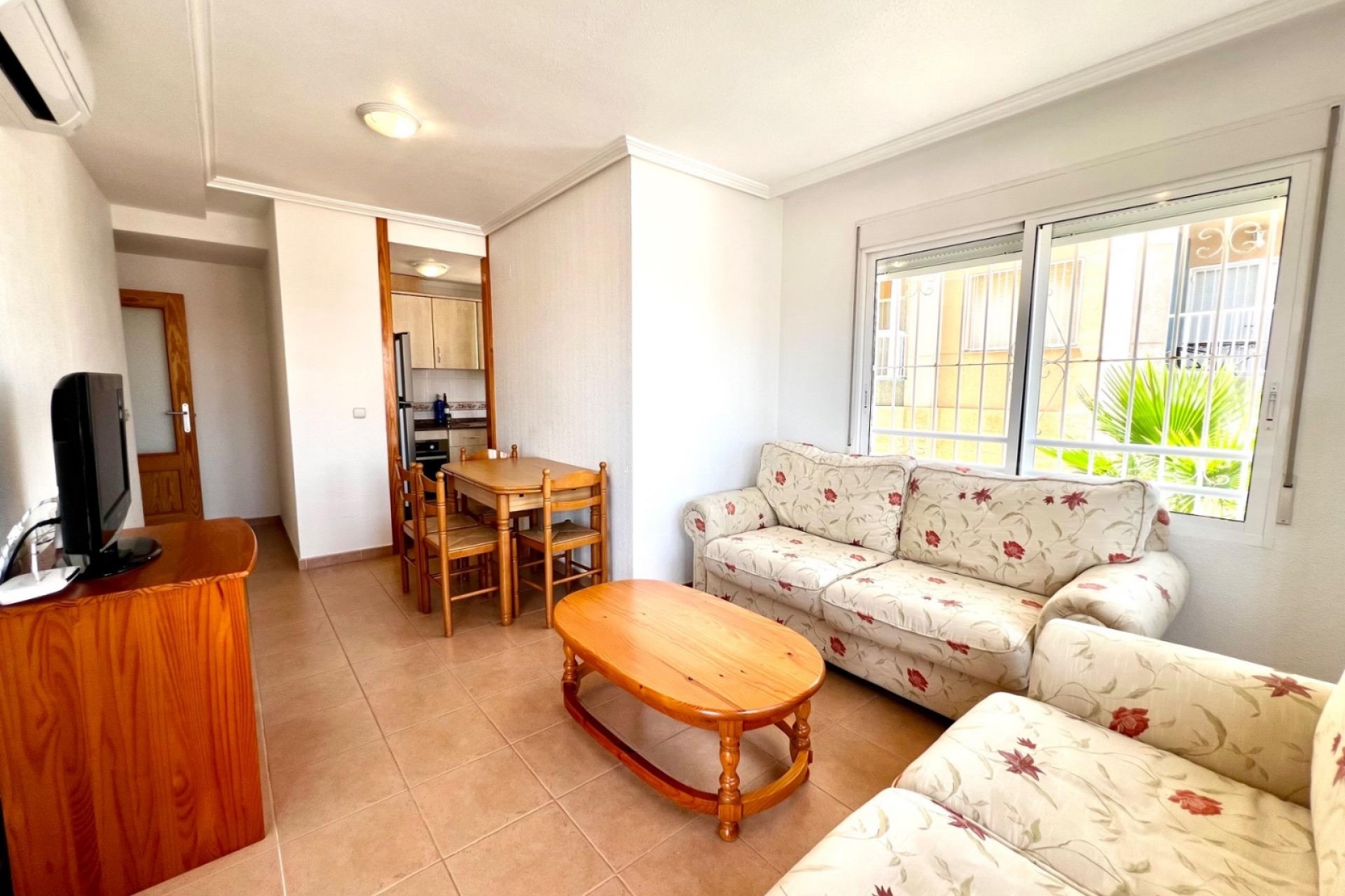 Wynajem długoterminowy - Mieszkanie w bloku -
Torrevieja - Cabo cervera