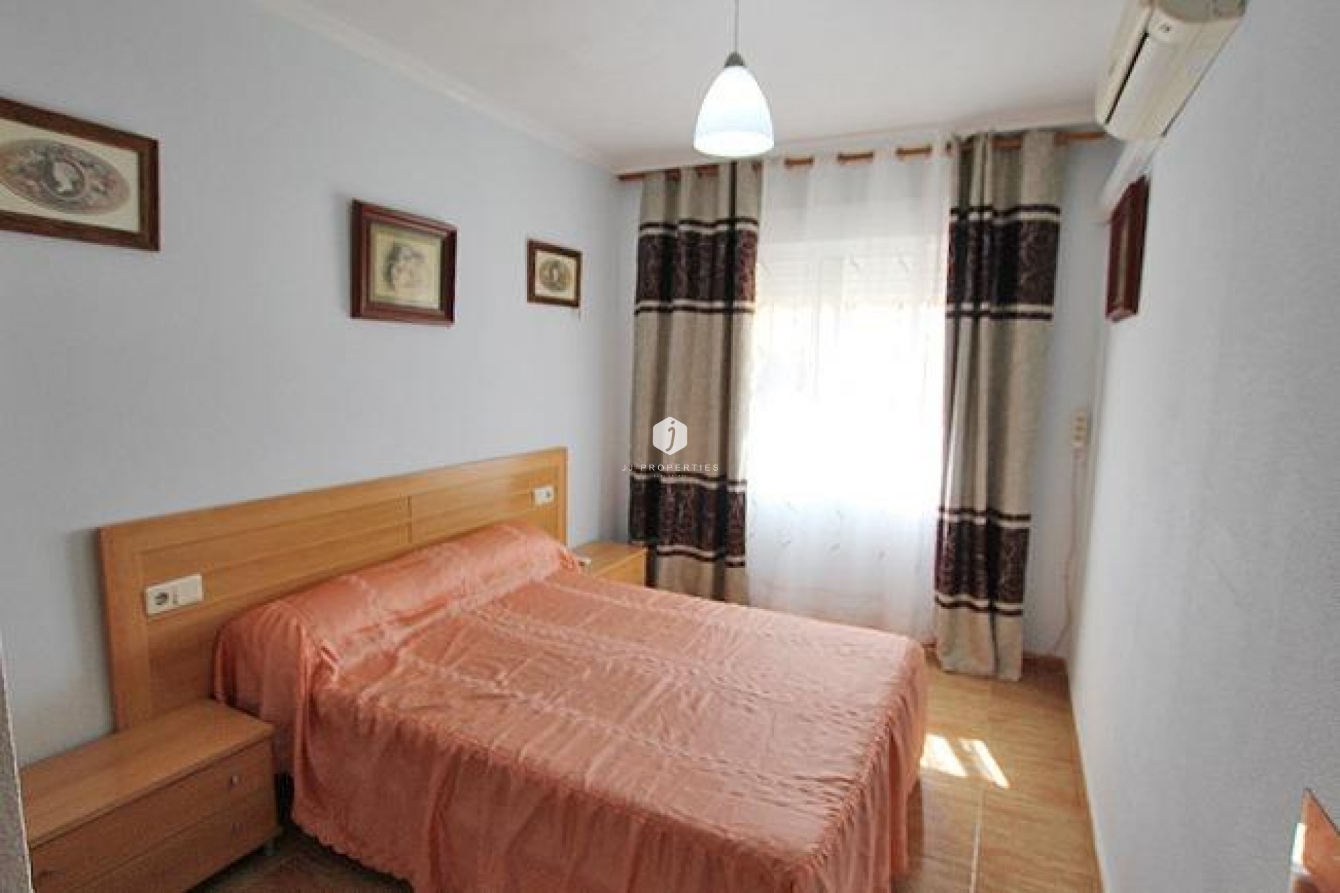 Z drugiej ręki - Bungalow -
Guardamar del Segura - 03140