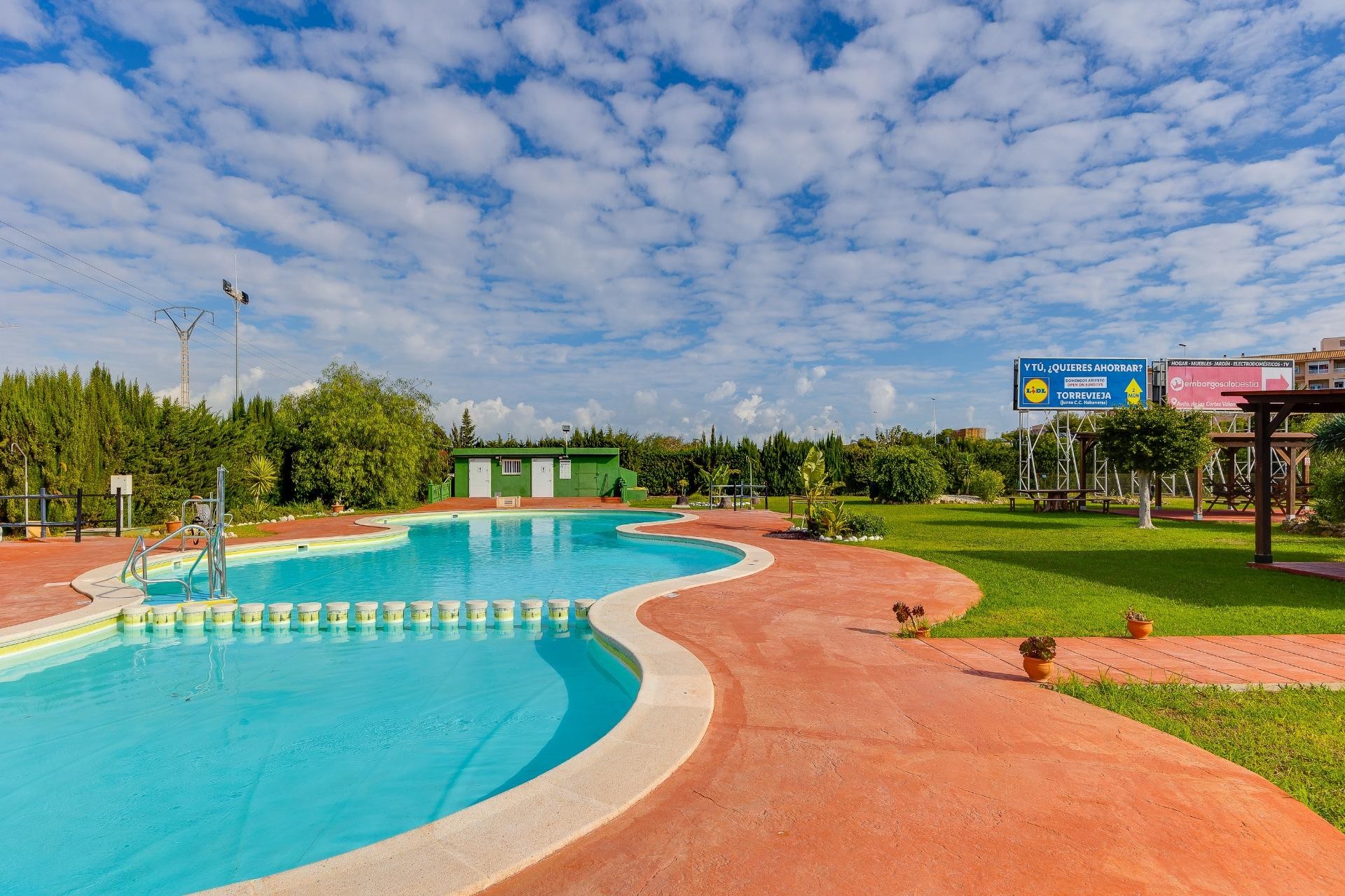 Z drugiej ręki - Bungalow -
Torrevieja - Parque las naciones