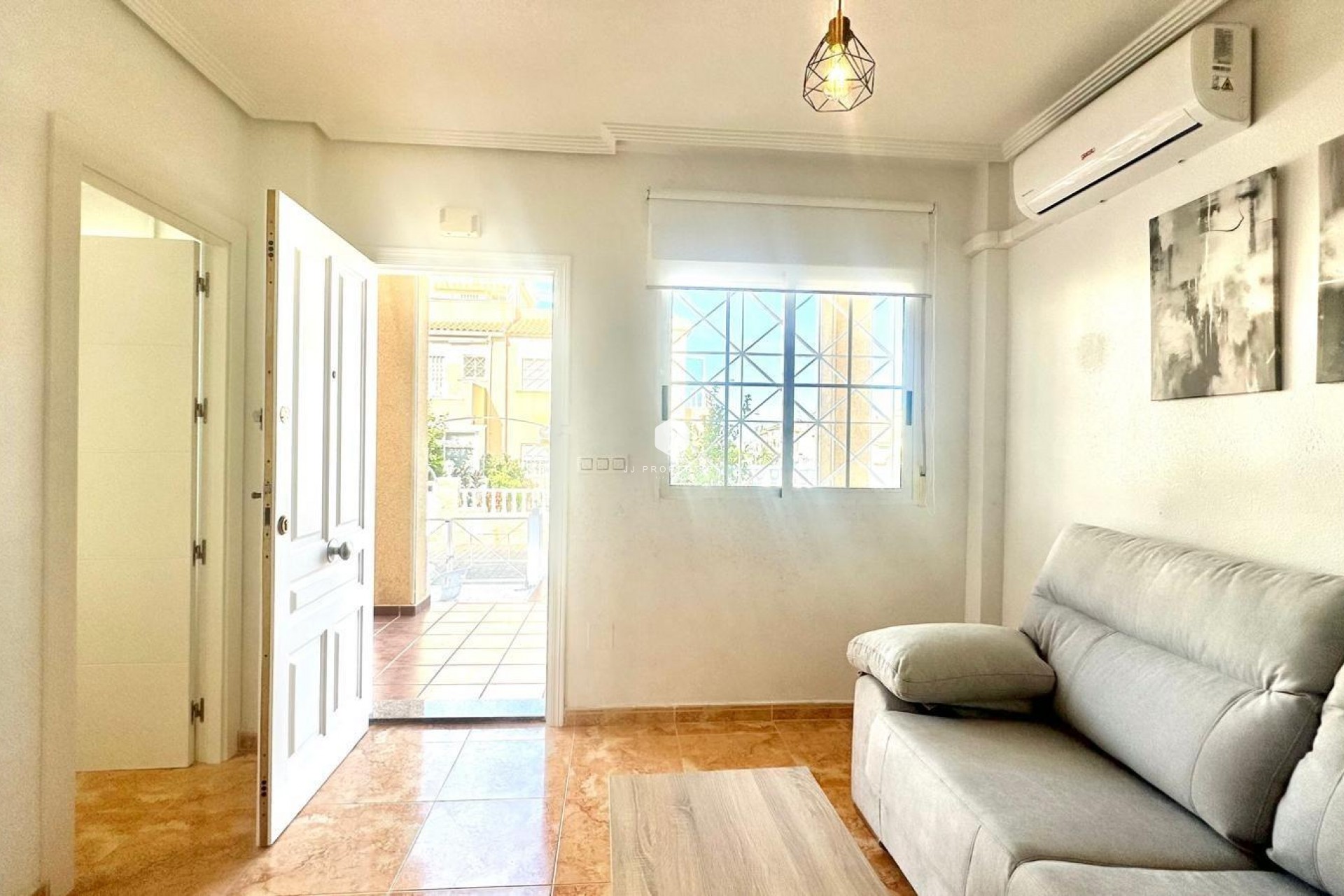 Z drugiej ręki - Bungalow -
Torrevieja - Playa de los Locos