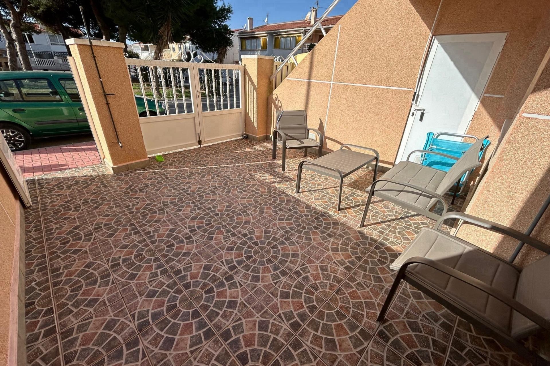 Z drugiej ręki - Bungalow -
Torrevieja - Playa de los Naufragos