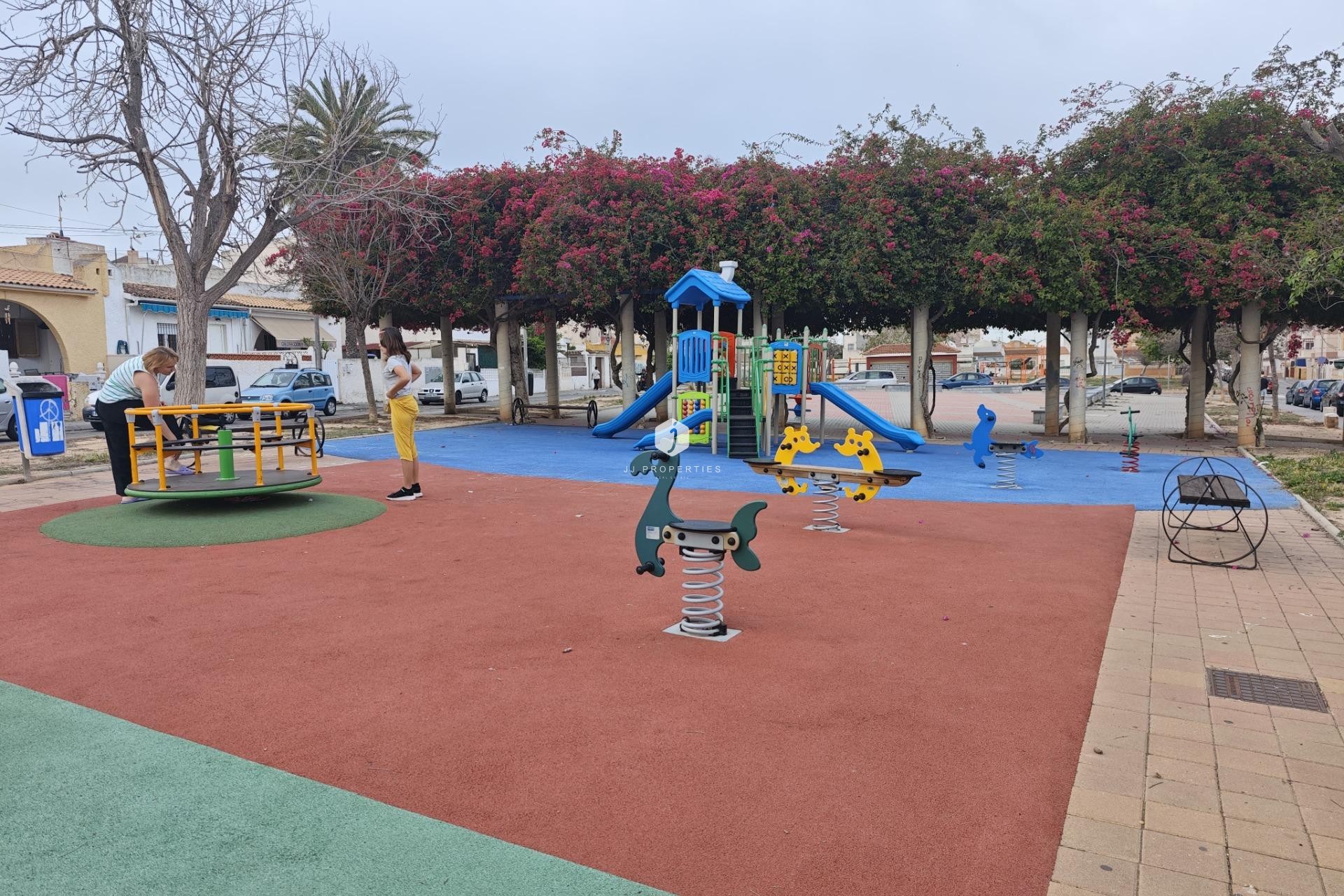 Z drugiej ręki - Bungalow -
Torrevieja - Playa del Cura