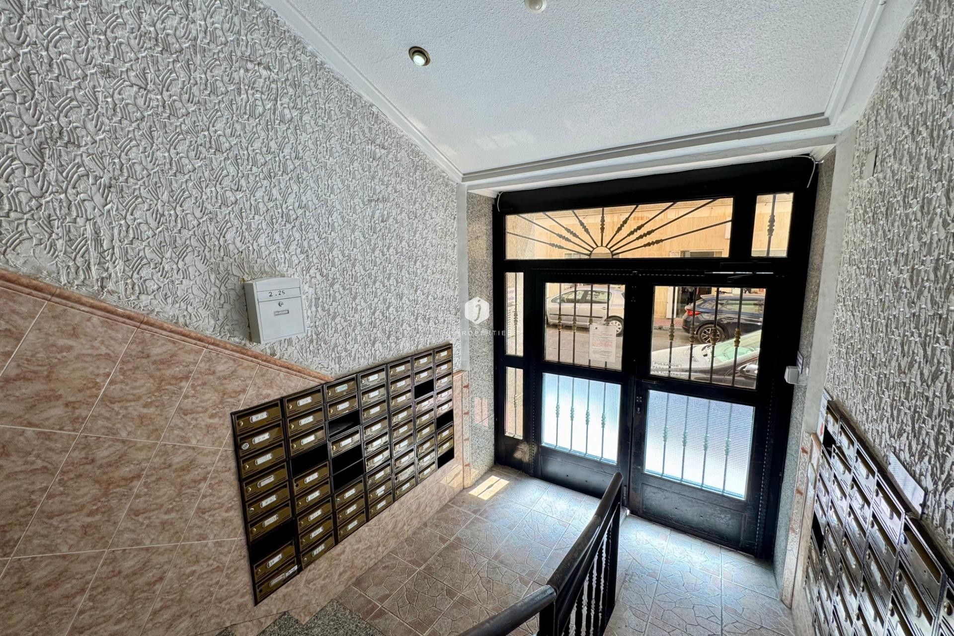 Z drugiej ręki - Daszek -
Torrevieja - Costa Blanca