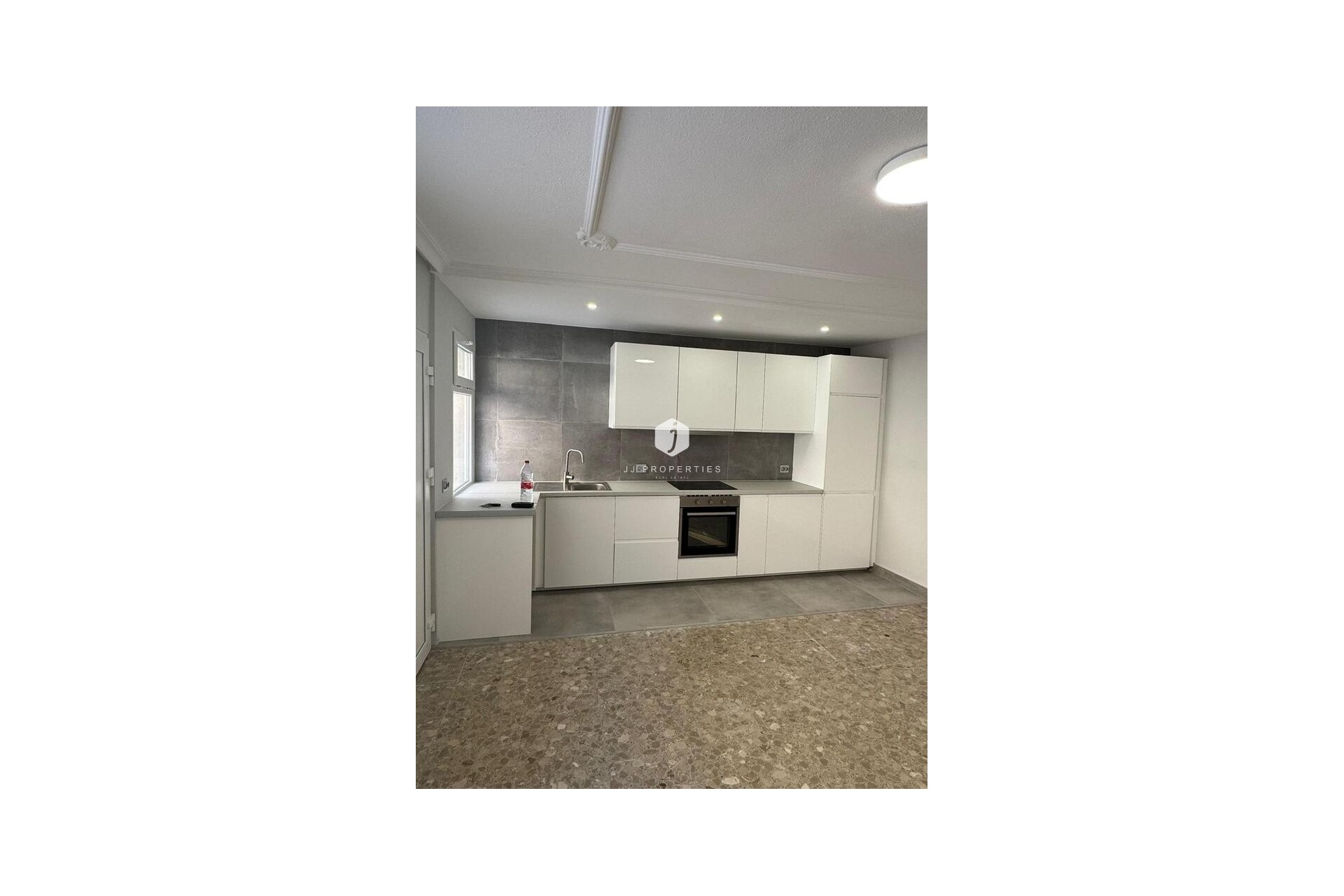 Z drugiej ręki - Mieszkanie w bloku -
La Mata