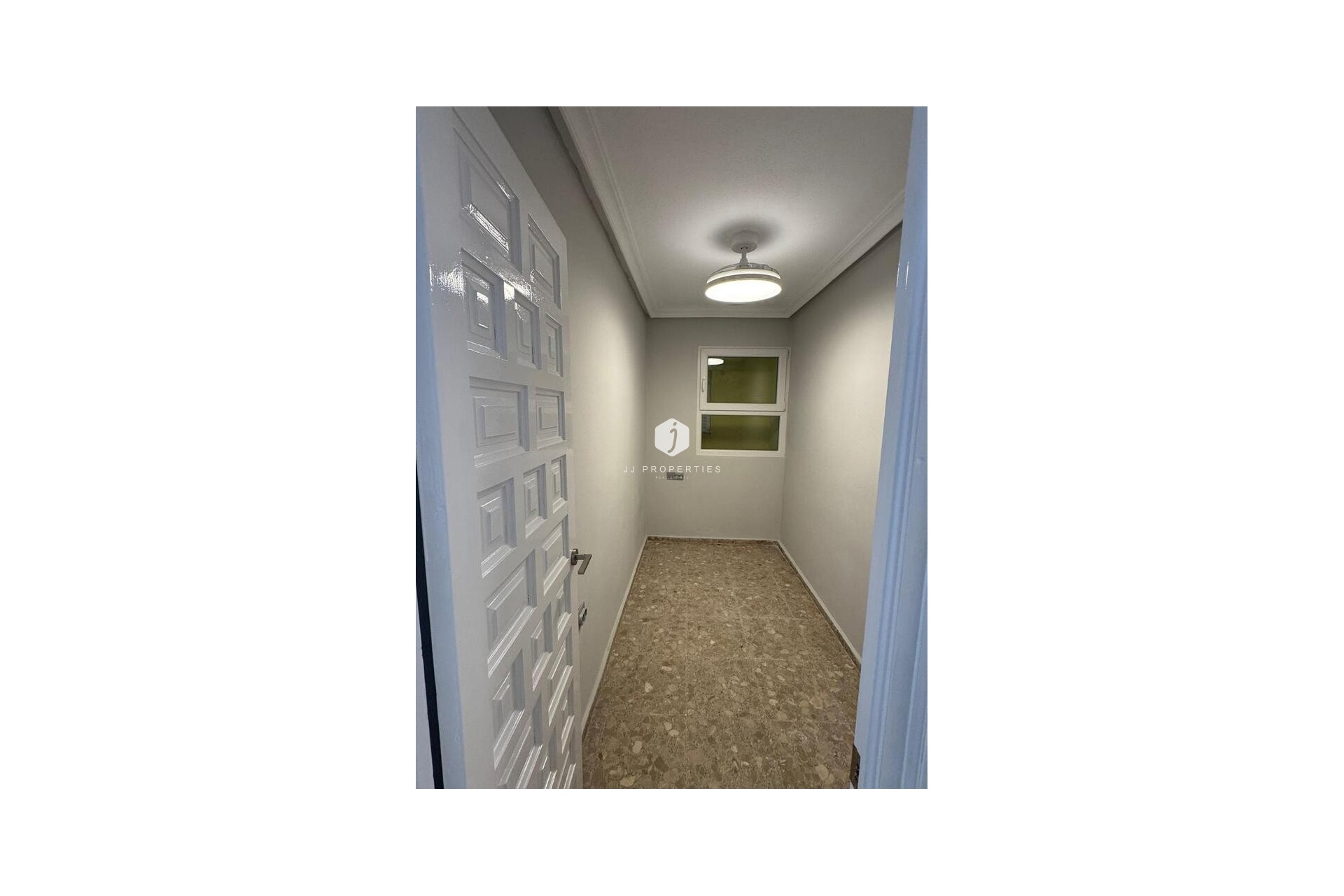 Z drugiej ręki - Mieszkanie w bloku -
La Mata