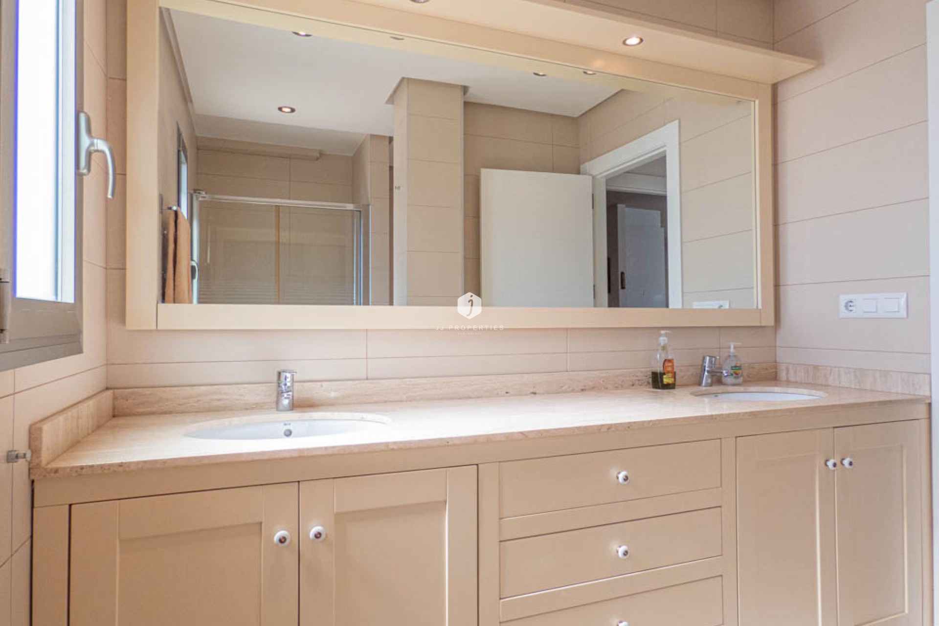 Z drugiej ręki - Mieszkanie w bloku -
Los Dolses - Inland