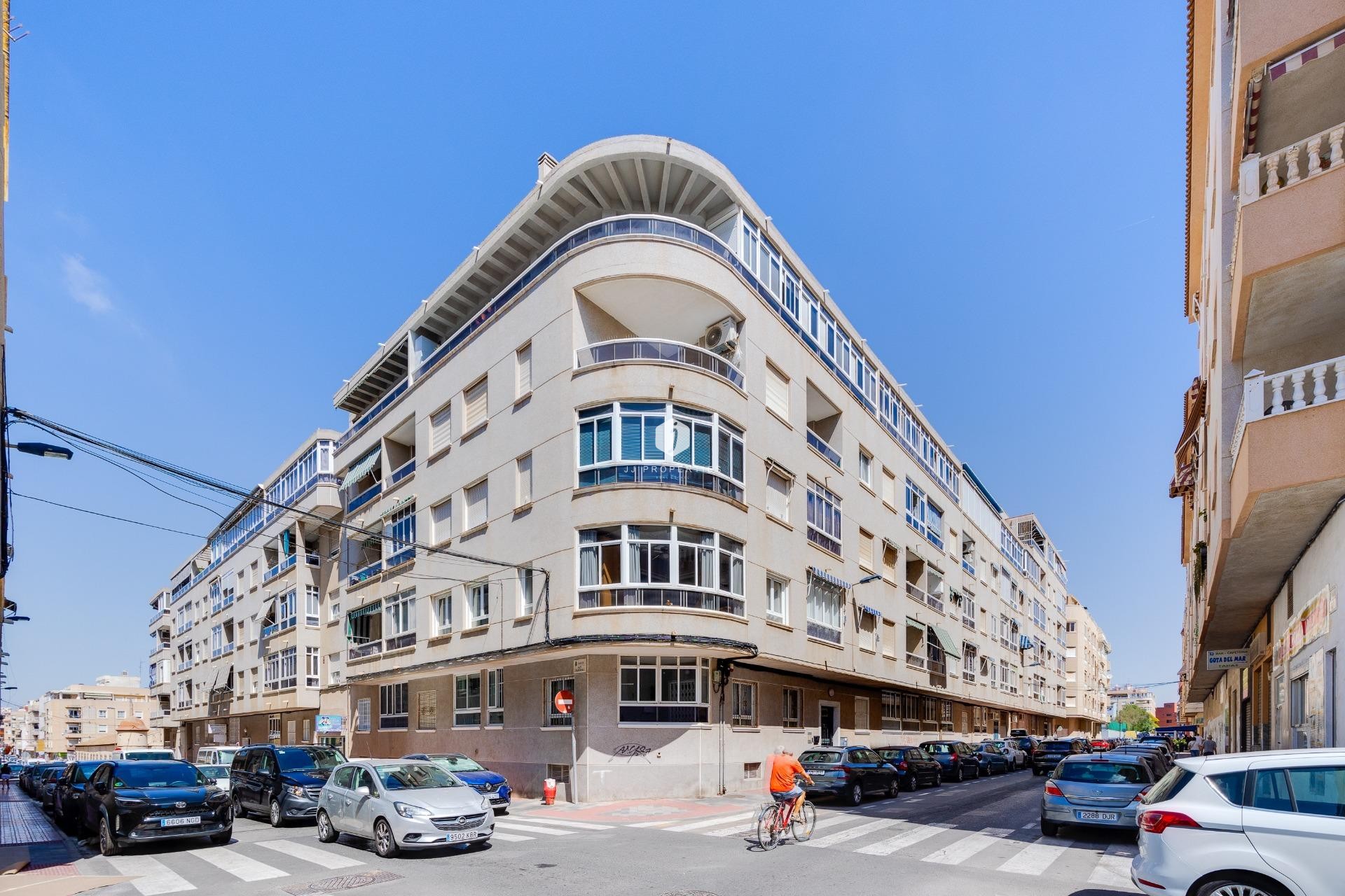Z drugiej ręki - Mieszkanie w bloku -
Torrevieja - Antonio Machado