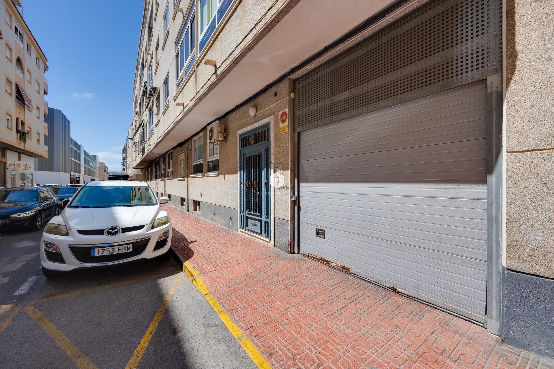 Z drugiej ręki - Mieszkanie w bloku -
Torrevieja - Antonio Machado