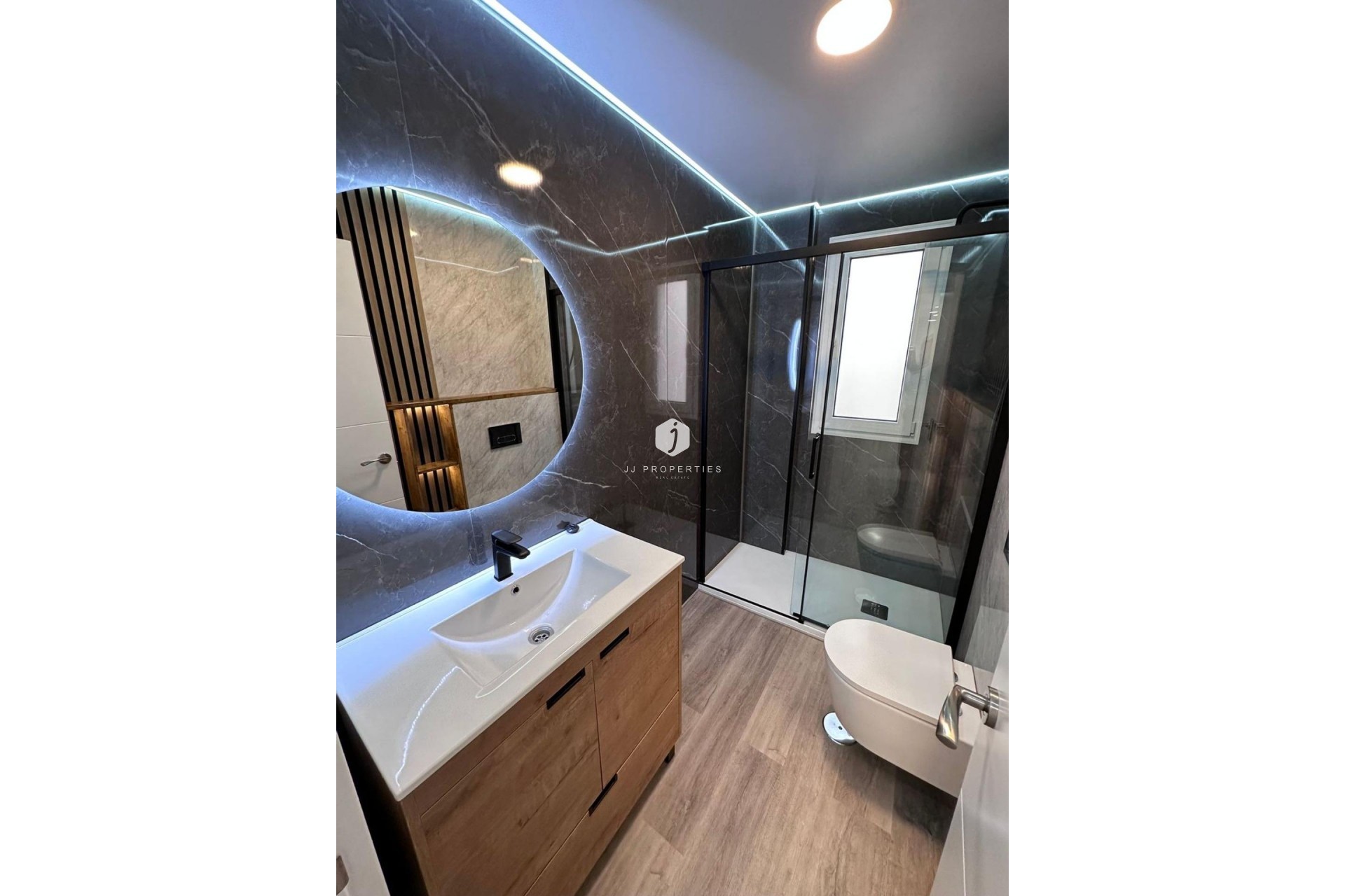 Z drugiej ręki - Mieszkanie w bloku -
Torrevieja - Estacion de autobuses