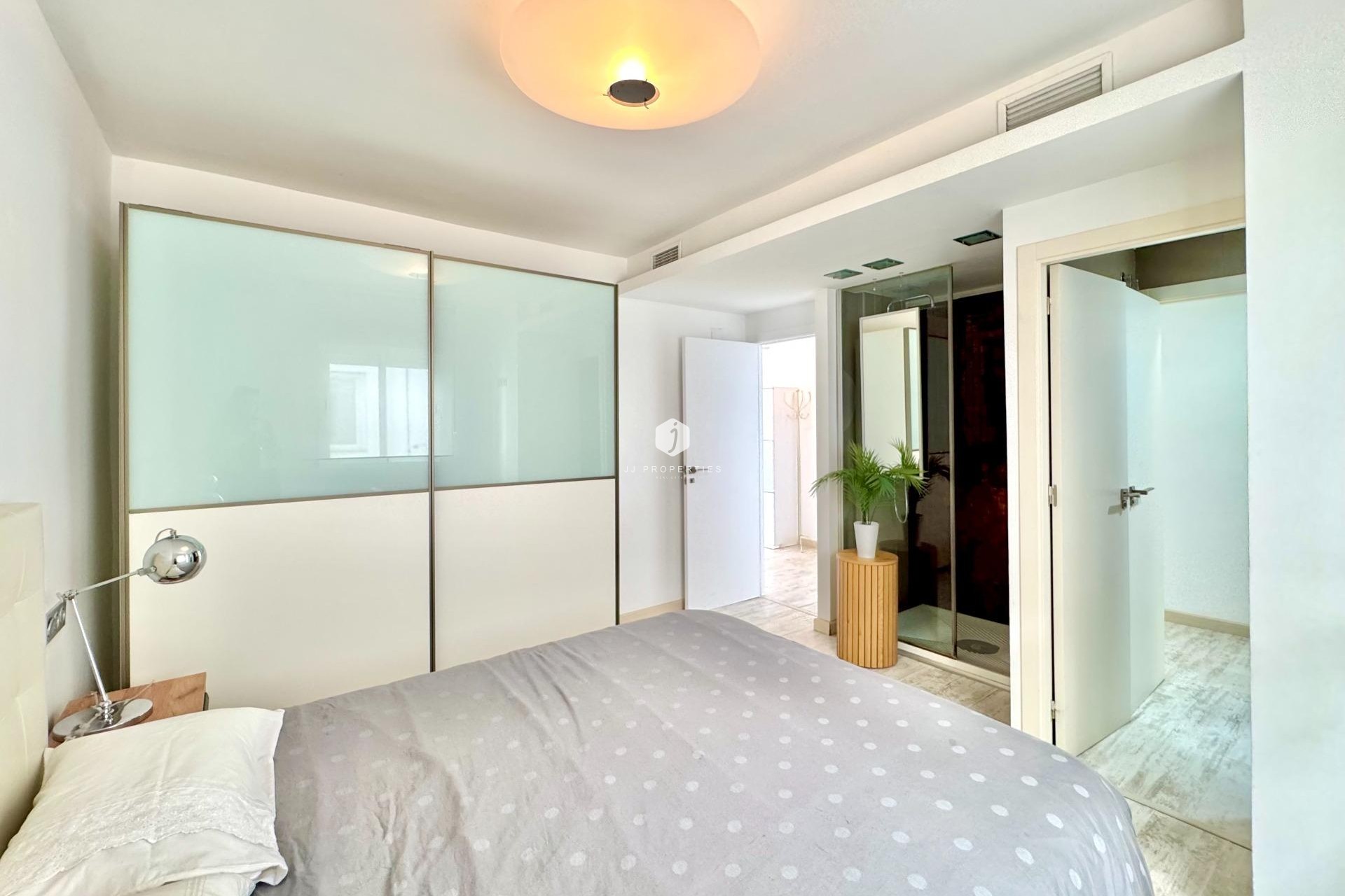 Z drugiej ręki - Mieszkanie w bloku -
Torrevieja - Estacion de autobuses