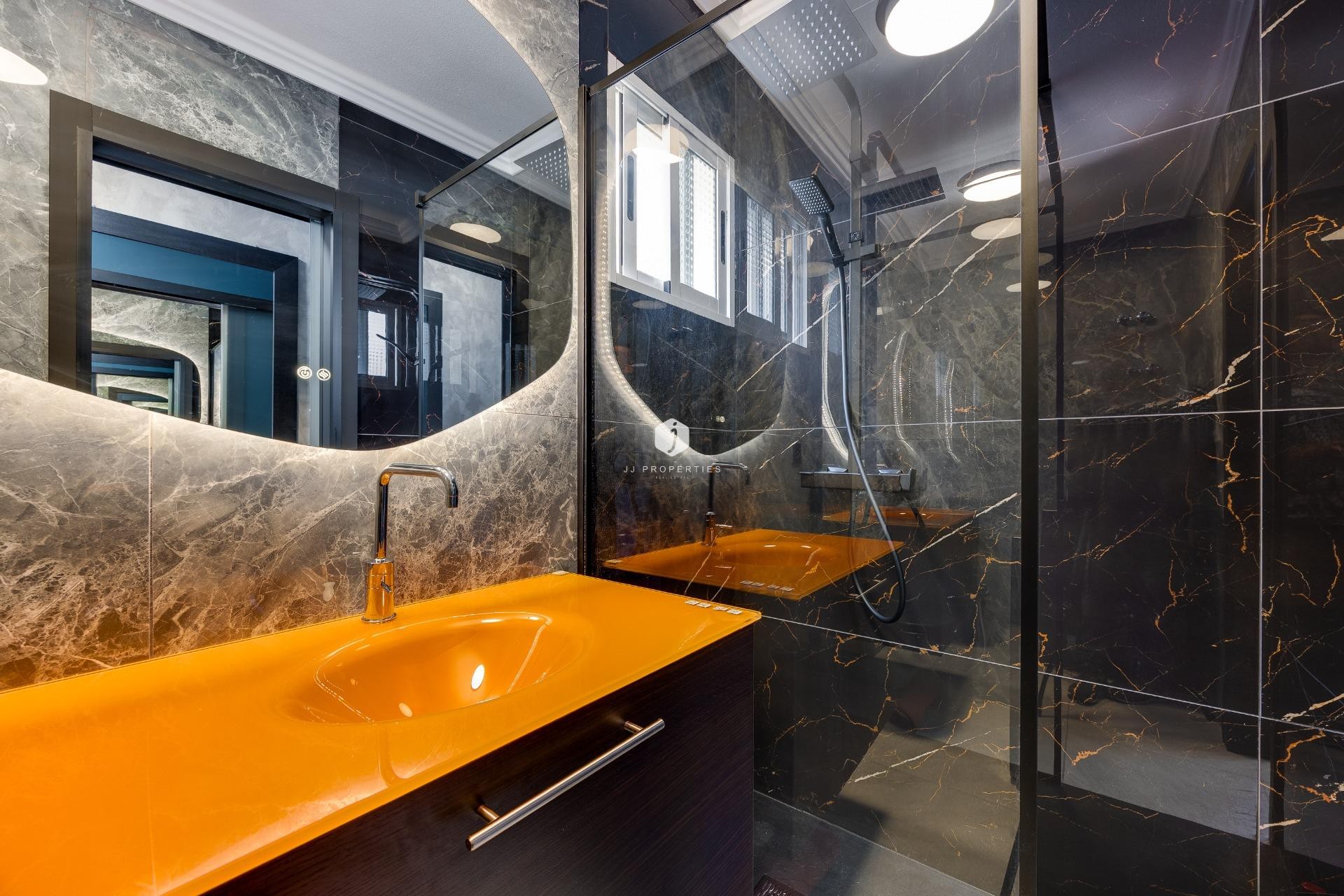 Z drugiej ręki - Mieszkanie w bloku -
Torrevieja - Estacion de autobuses