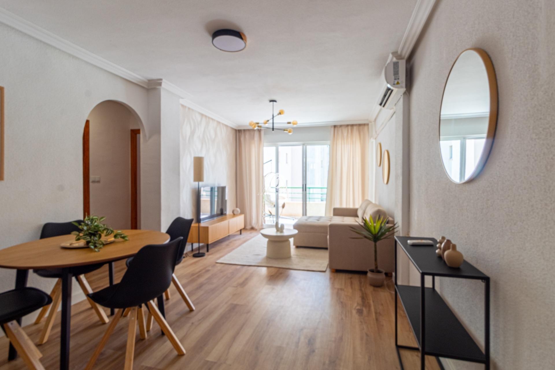 Z drugiej ręki - Mieszkanie w bloku -
Torrevieja - La Mata Pueblo