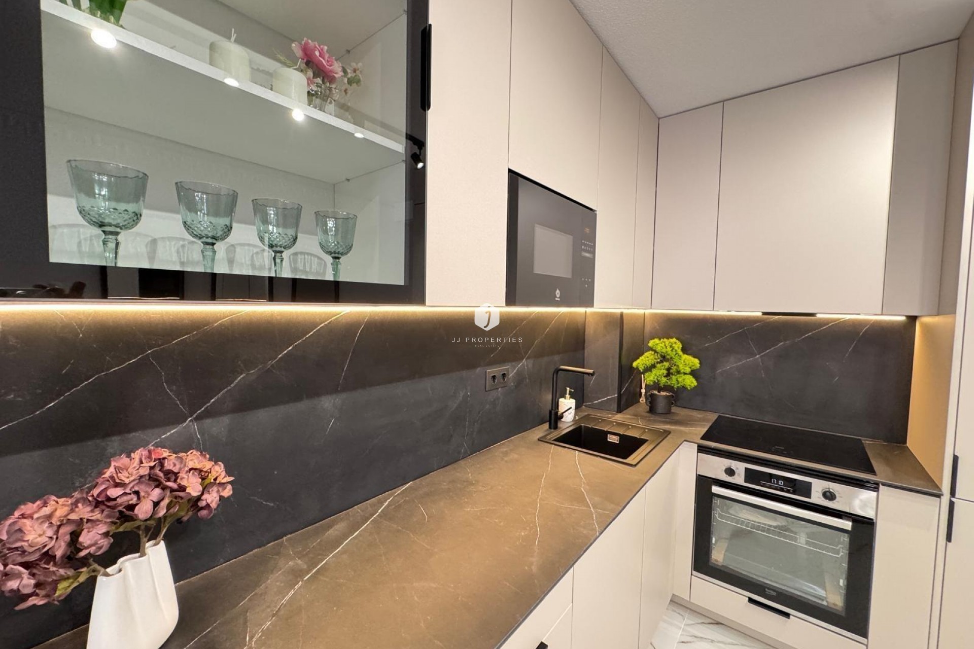 Z drugiej ręki - Mieszkanie w bloku -
Torrevieja - Playa de los Locos