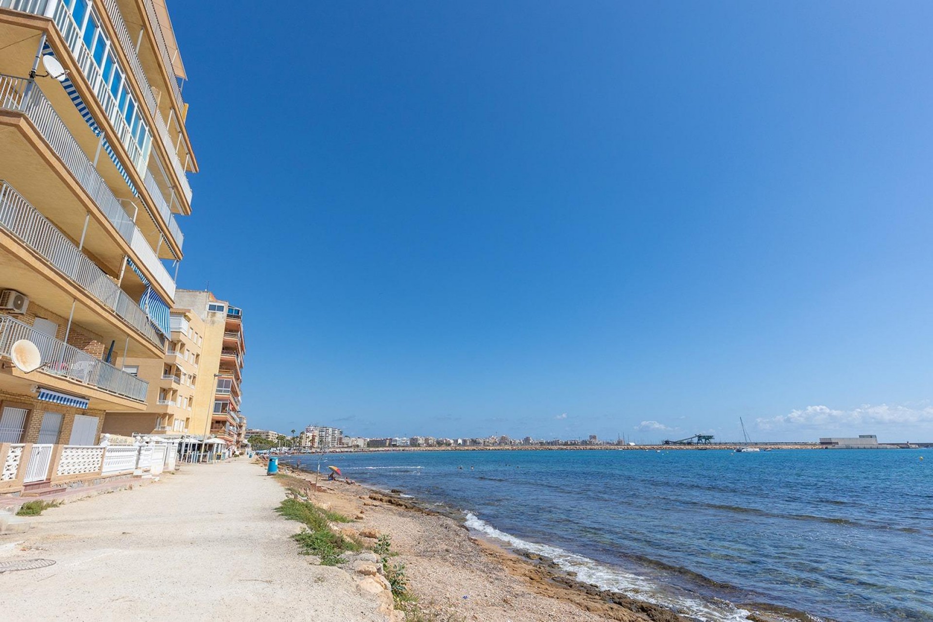 Z drugiej ręki - Mieszkanie w bloku -
Torrevieja - Playa de los Naufragos