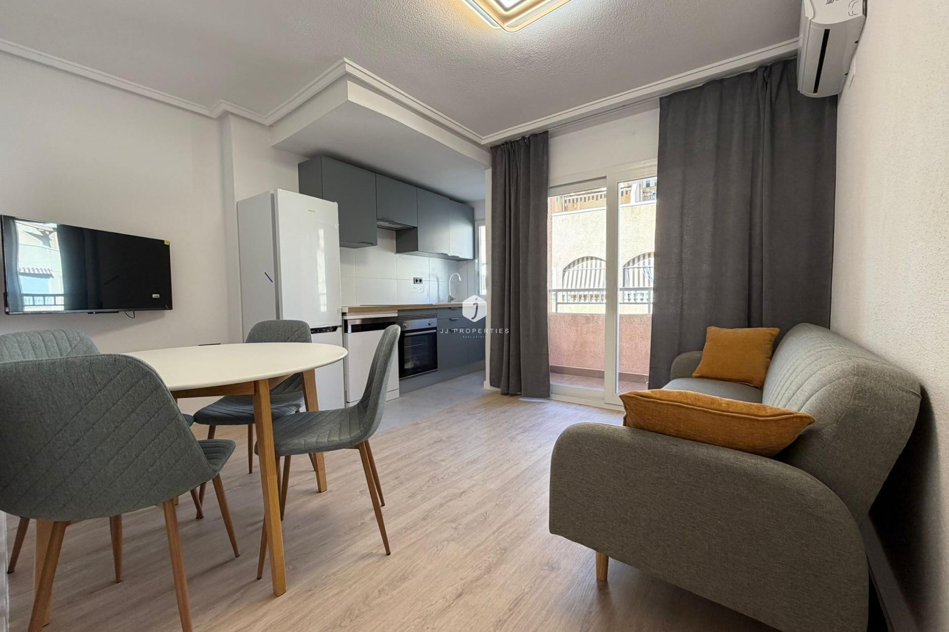 Z drugiej ręki - Mieszkanie w bloku -
Torrevieja - Playa del Cura