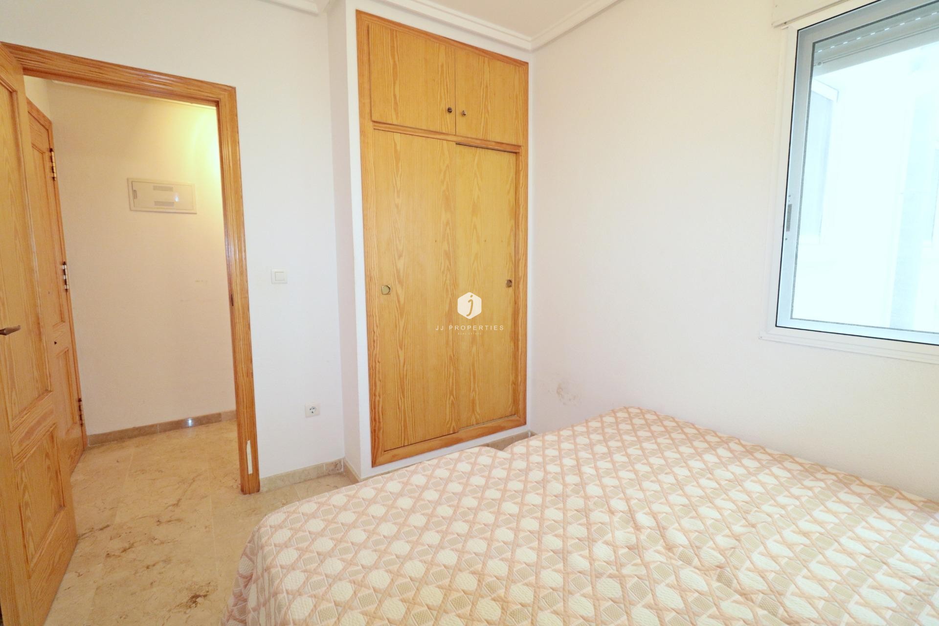 Z drugiej ręki - Mieszkanie w bloku -
Torrevieja - Playa del Cura