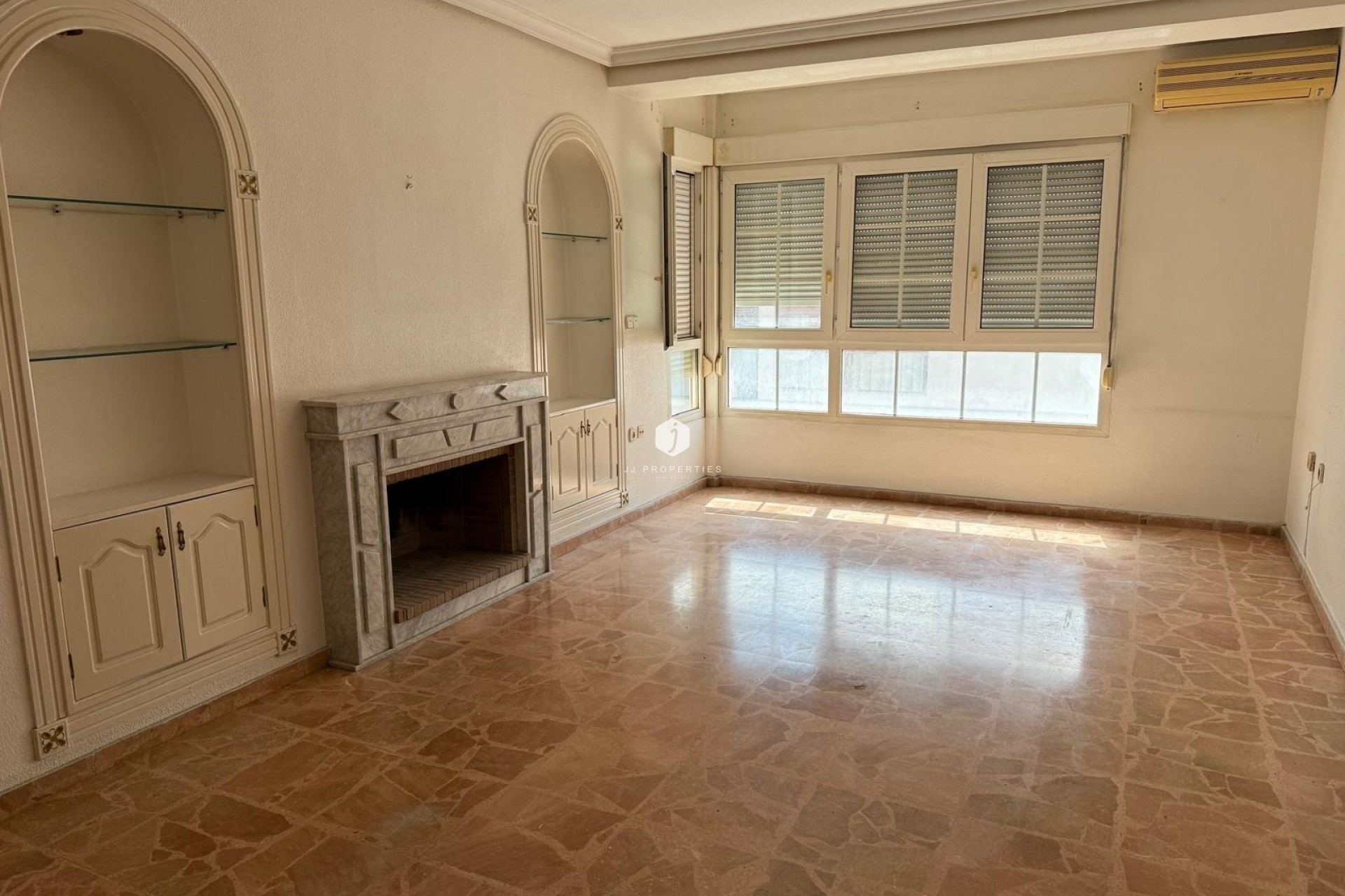 Z drugiej ręki - Mieszkanie w bloku -
Torrevieja