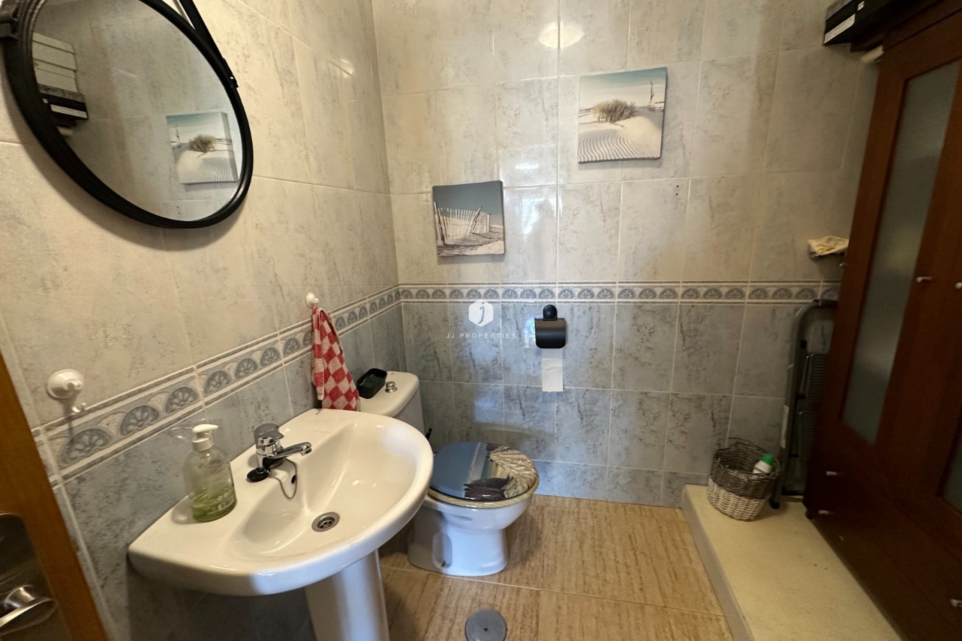 Z drugiej ręki - Szalet -
Bigastro - Inland