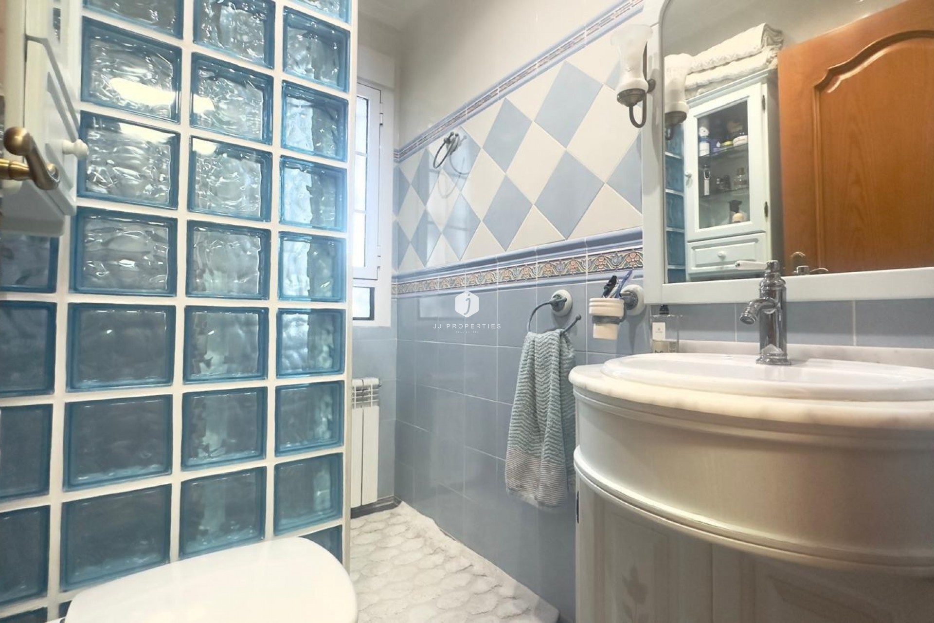 Z drugiej ręki - Szalet -
Orihuela Costa - La Zenia