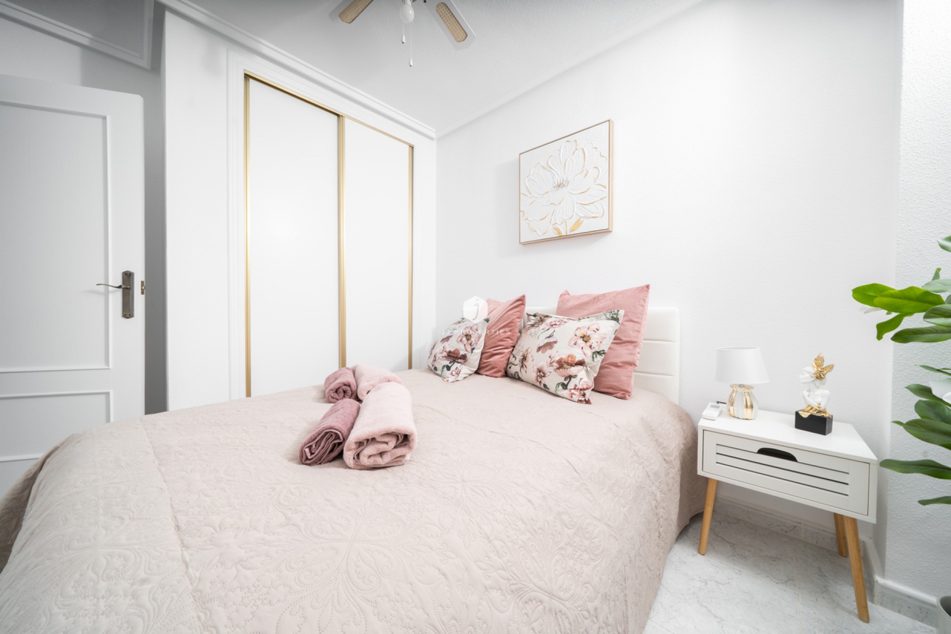 Z drugiej ręki - Szalet -
Orihuela Costa - Los Almendros - La Florida