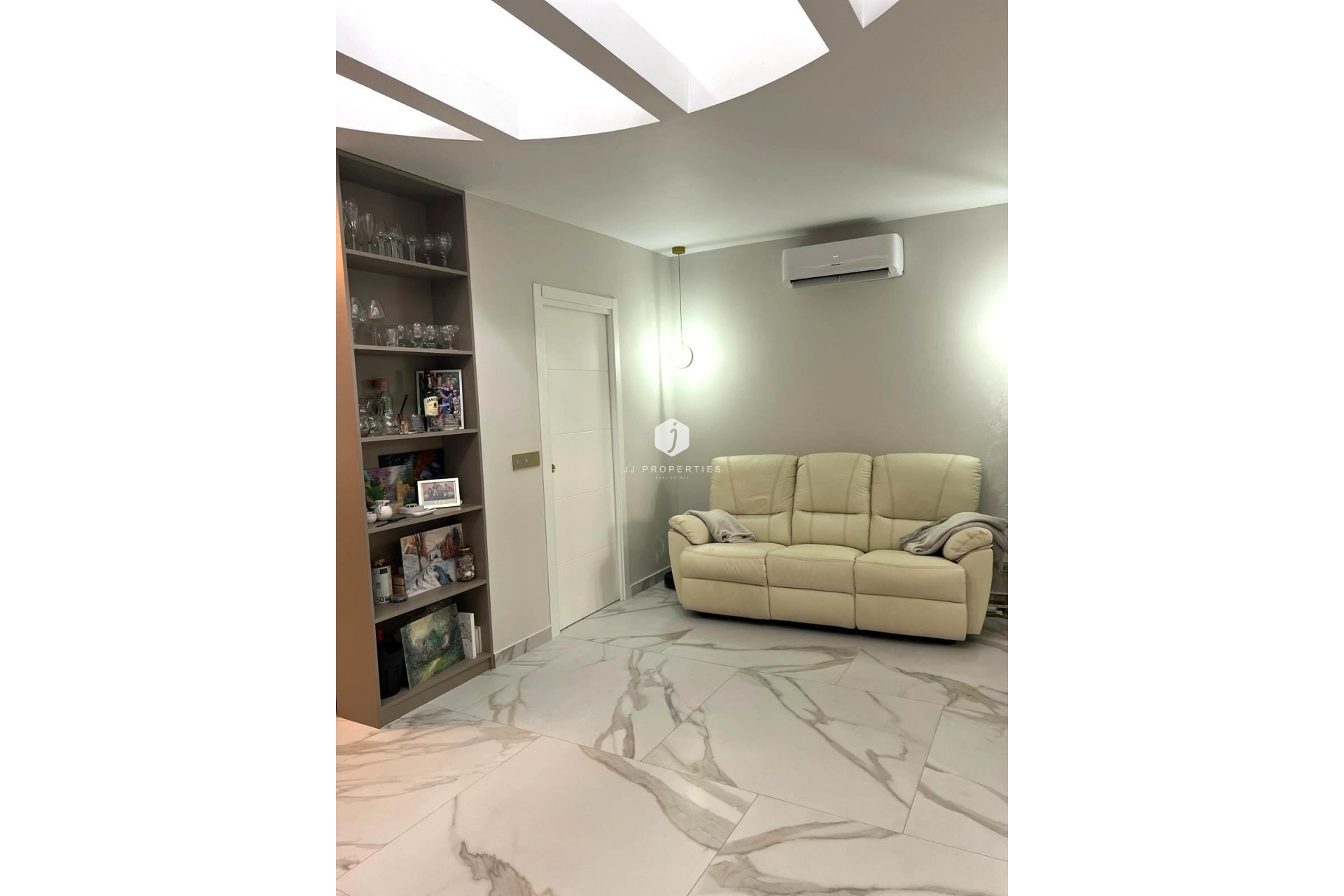 Z drugiej ręki - Szalet -
Orihuela Costa - Playa Flamenca