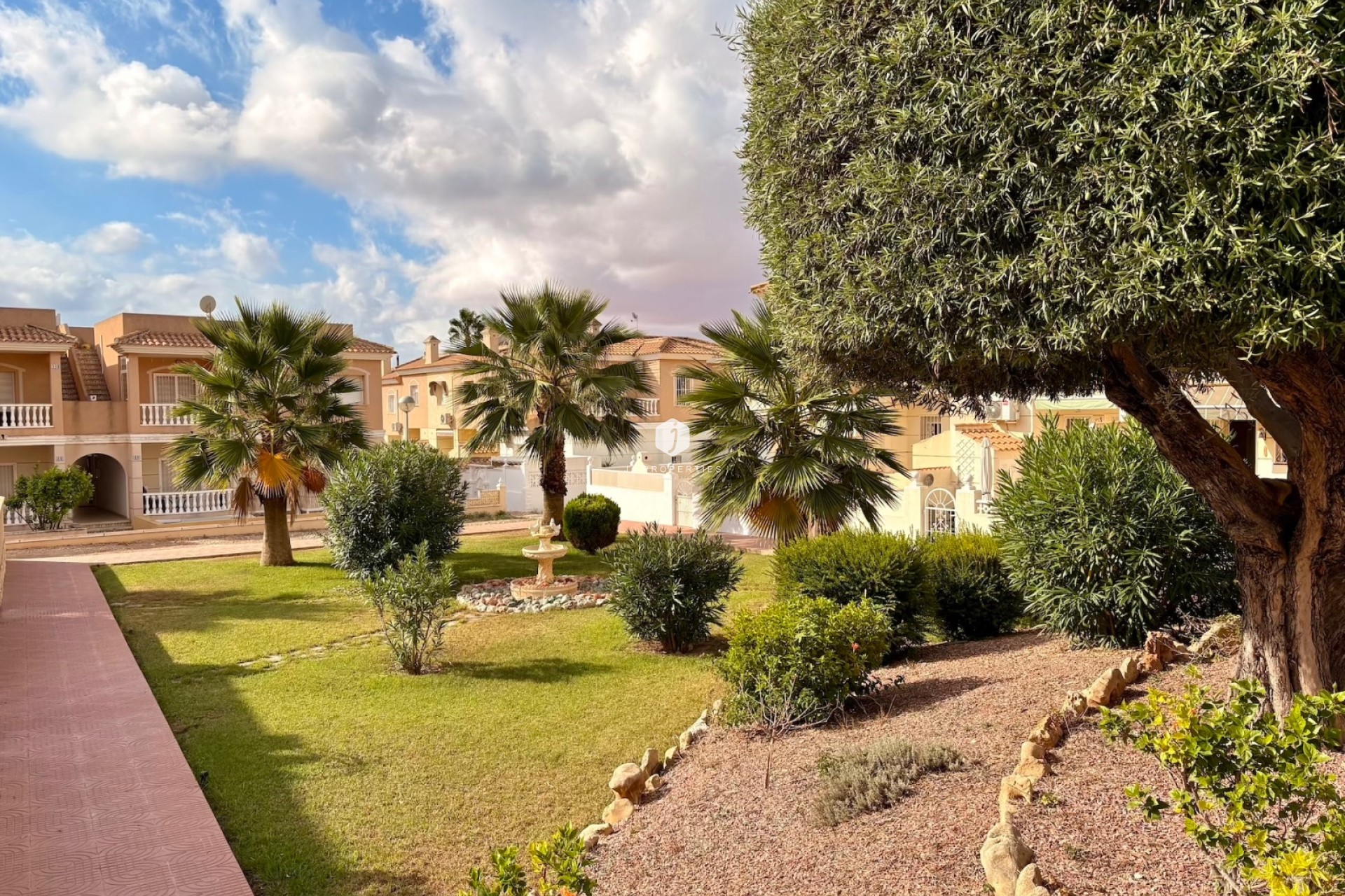 Z drugiej ręki - Szalet -
Rojales - Inland