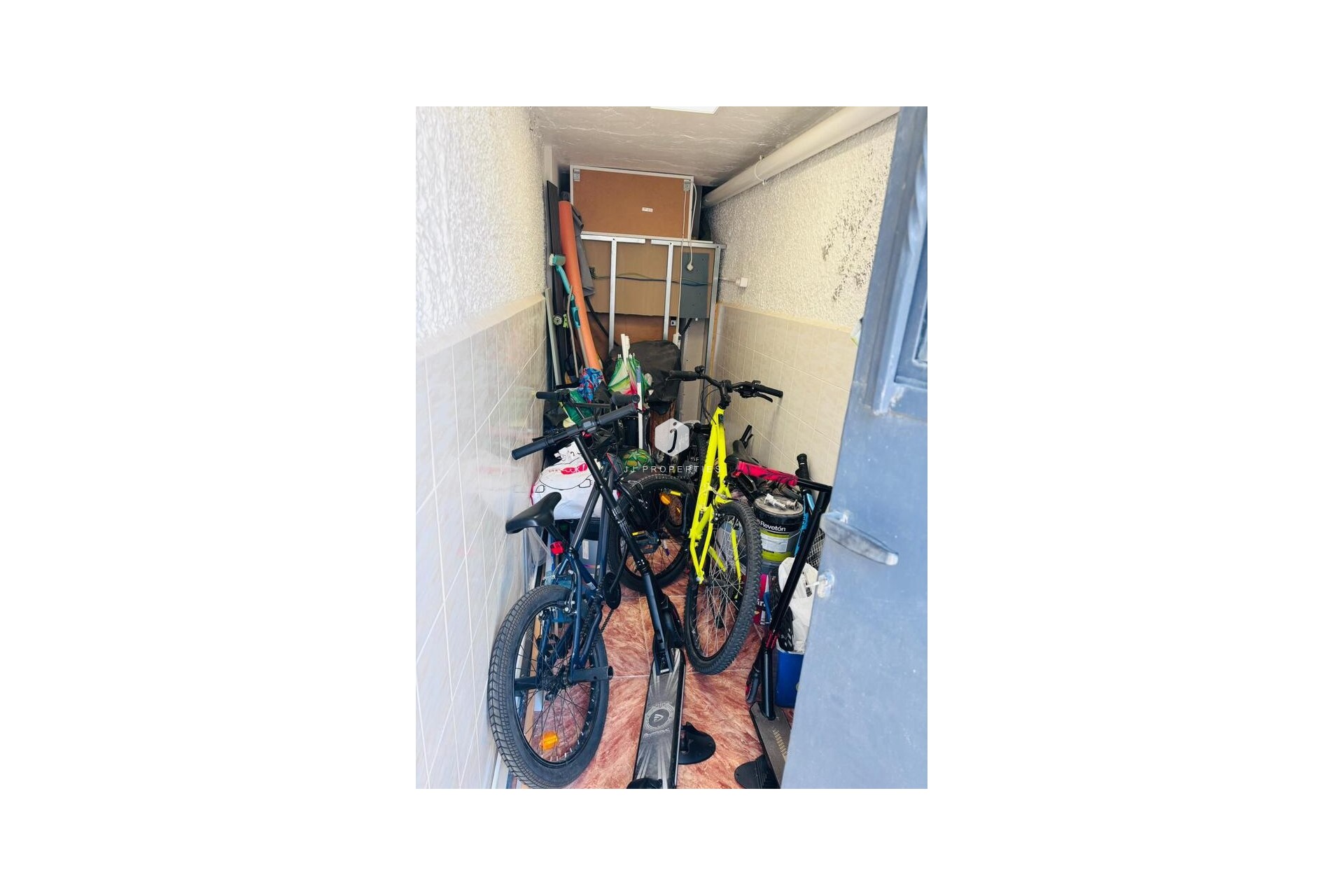 Z drugiej ręki - Szalet -
San Miguel de Salinas - Inland