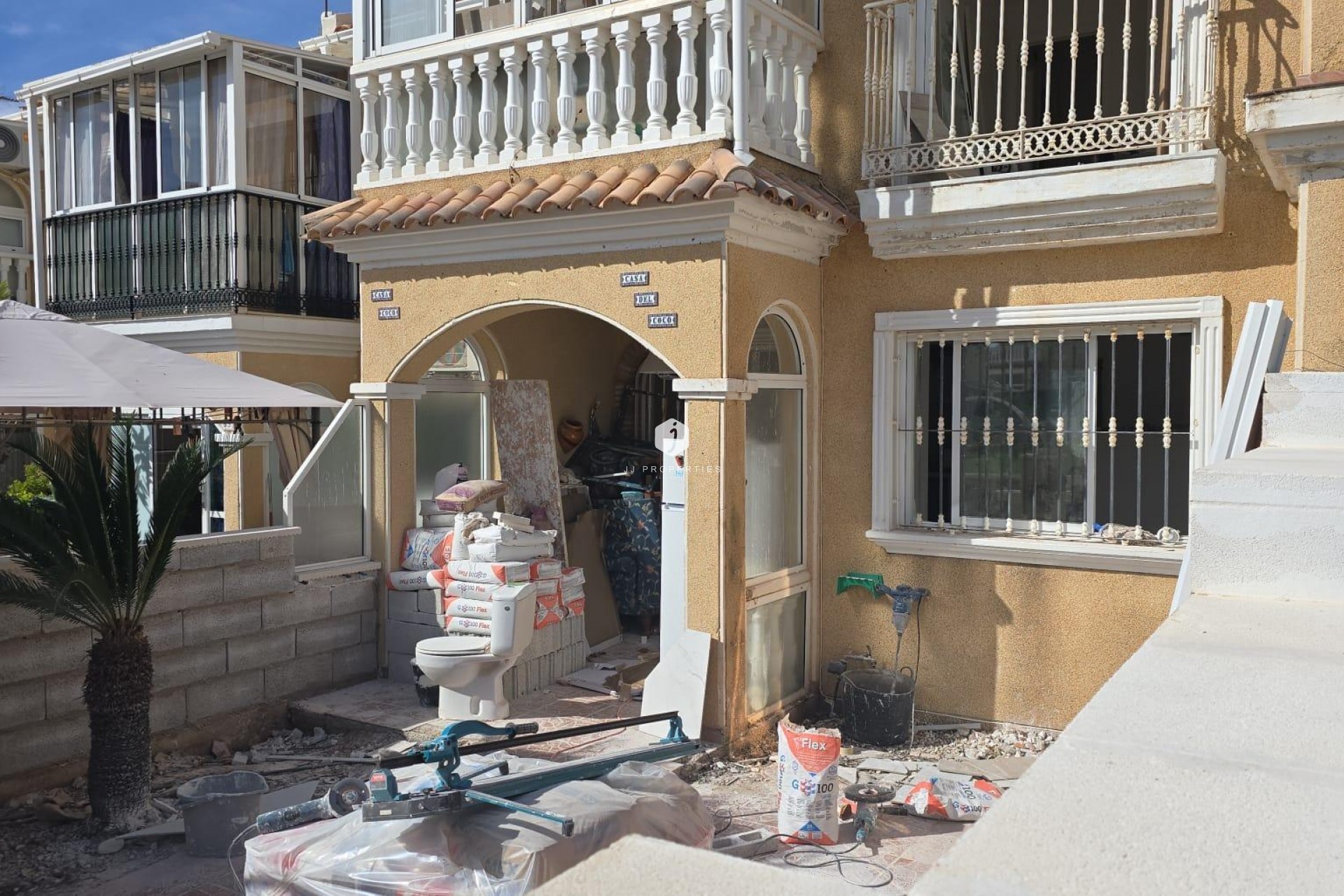 Z drugiej ręki - Szalet -
Torrevieja - aguas nuevas