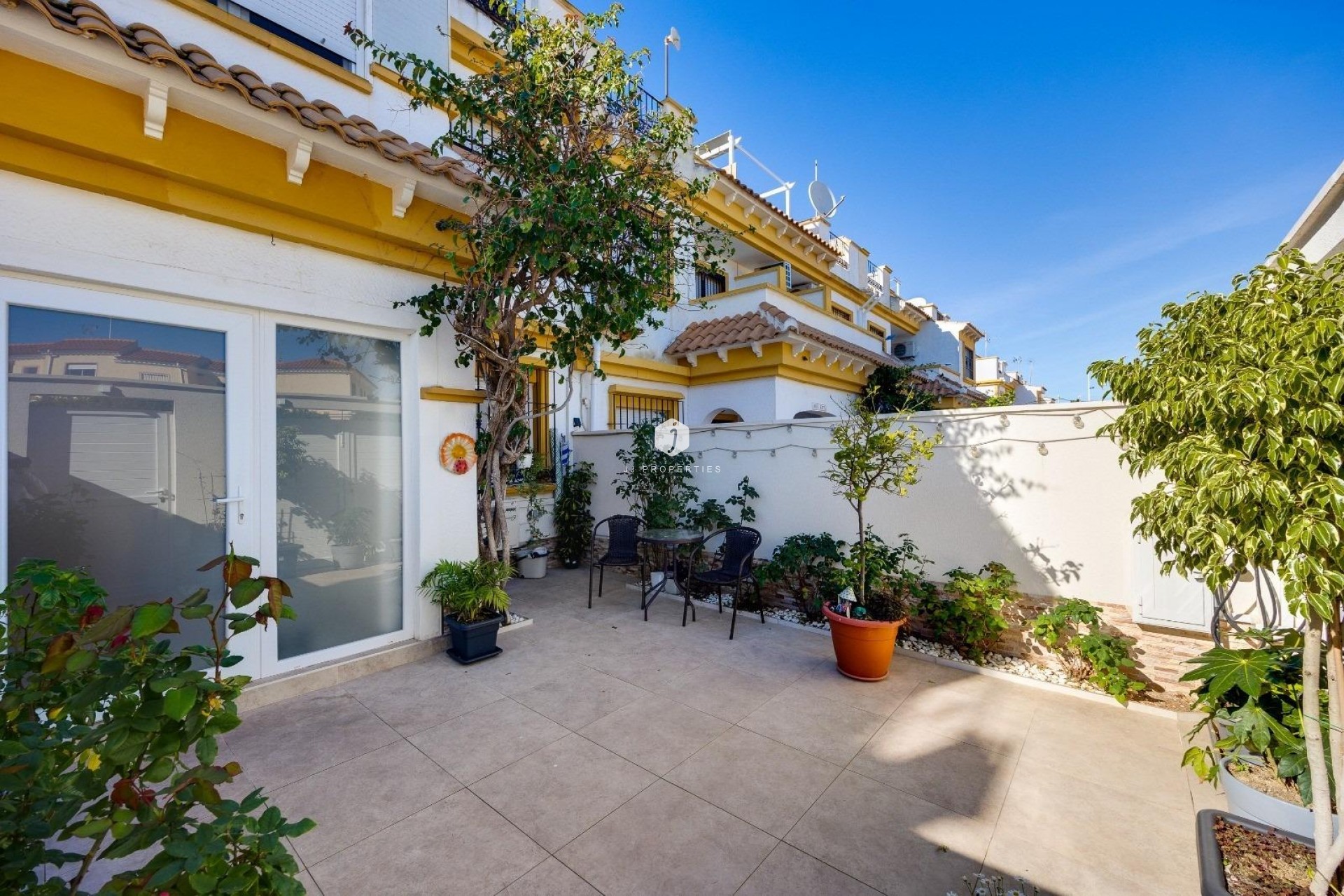 Z drugiej ręki - Szalet -
Torrevieja - aguas nuevas