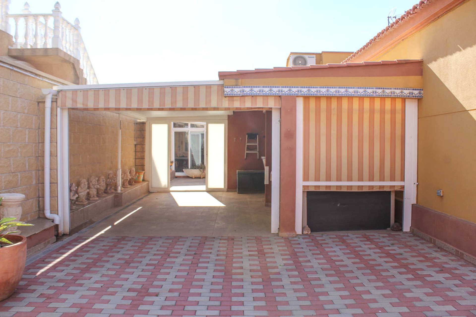 Z drugiej ręki - Szalet -
Torrevieja - Costa Blanca