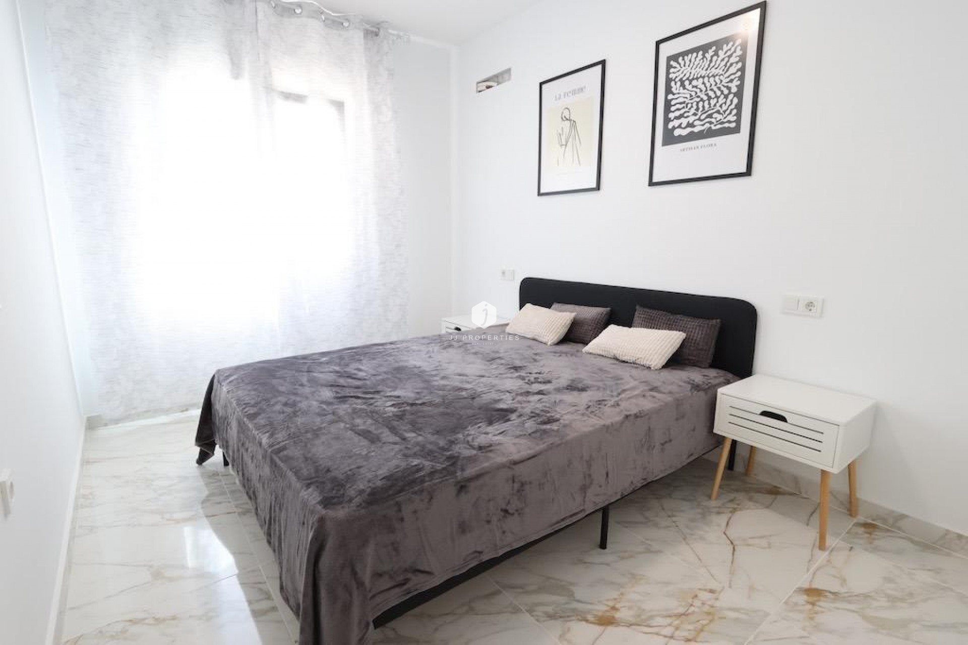 Z drugiej ręki - Szalet -
Torrevieja - Costa Blanca