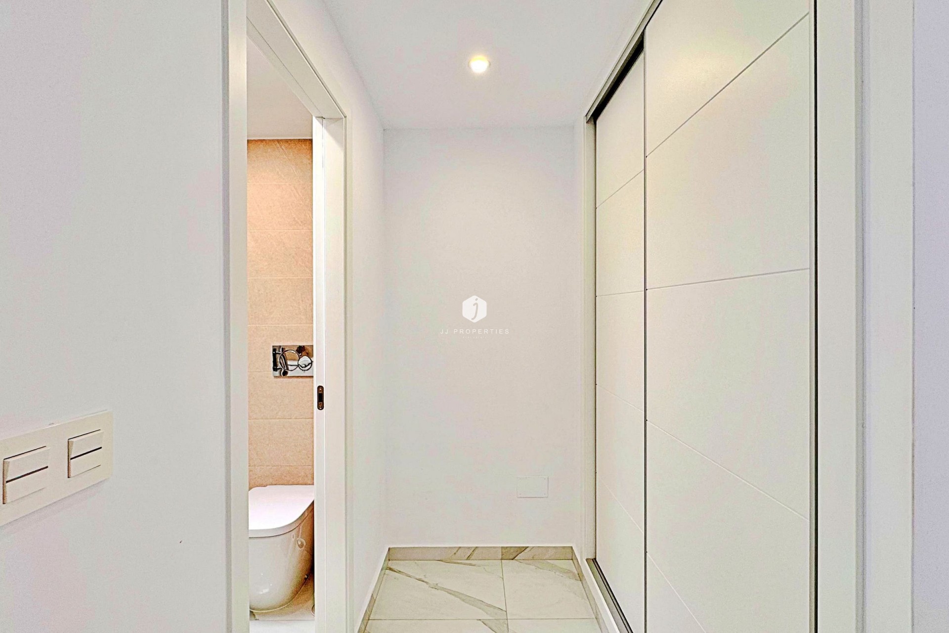 Z drugiej ręki - Szalet -
Torrevieja - Costa Blanca