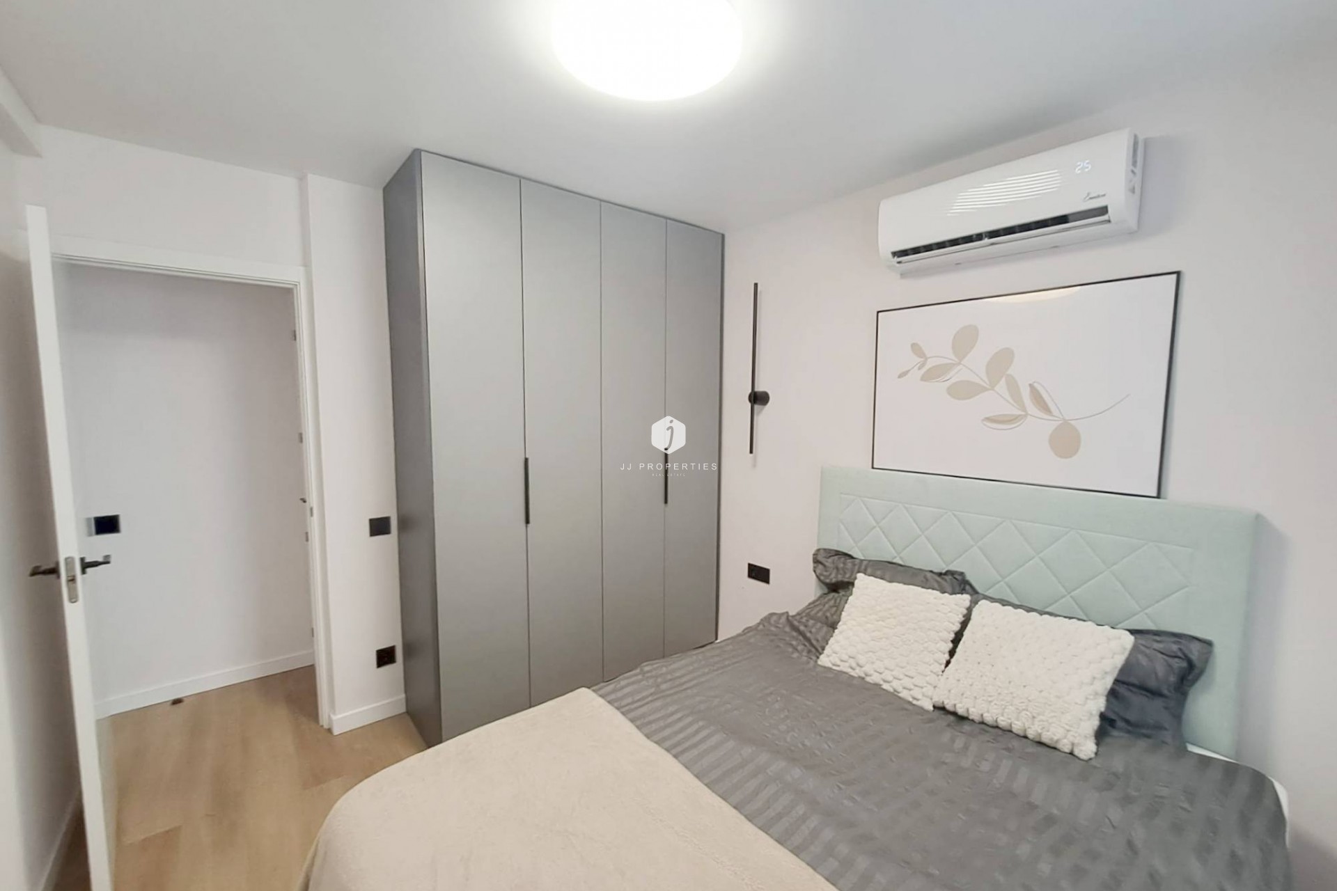 Z drugiej ręki - Szalet -
Torrevieja - Costa Blanca