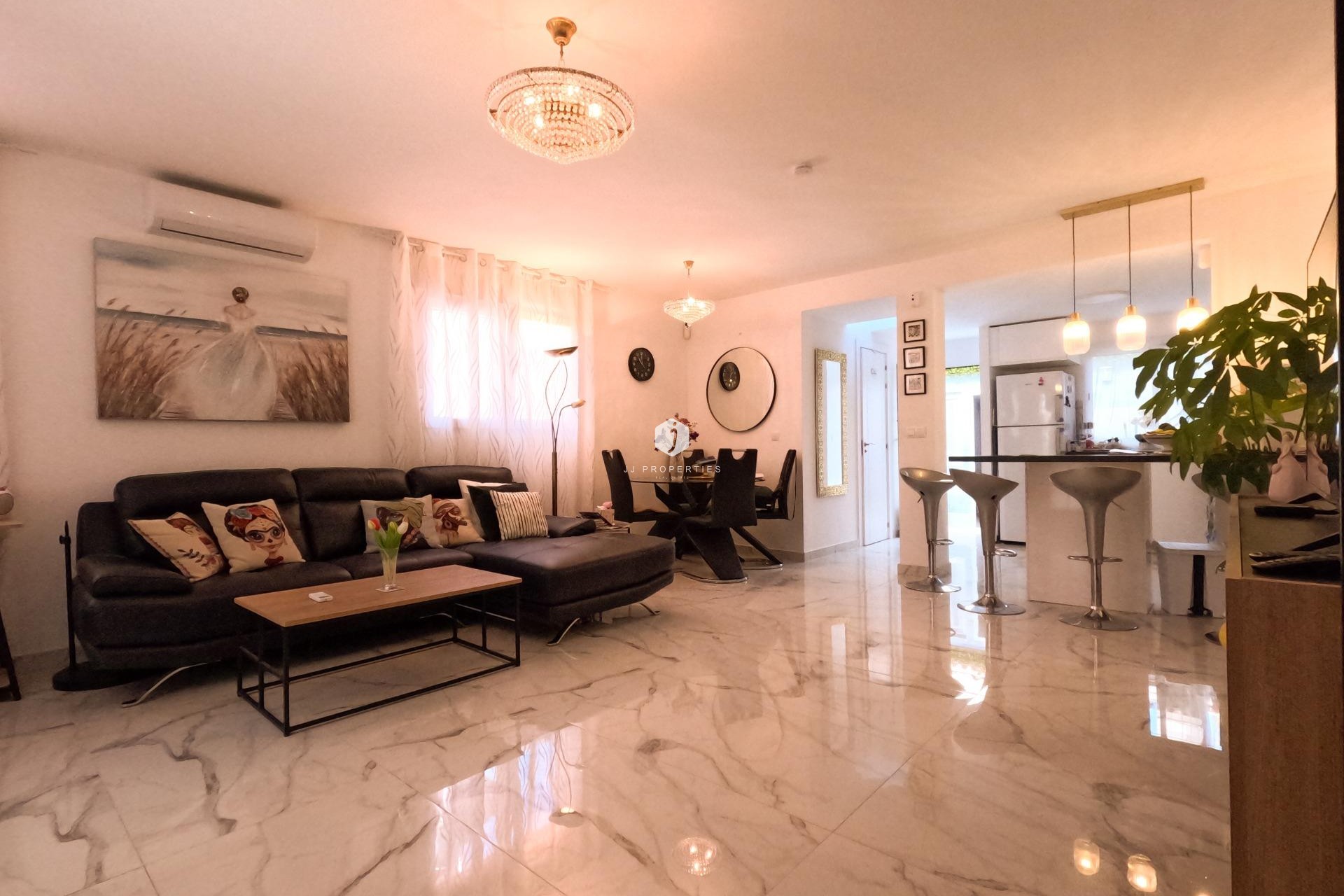 Z drugiej ręki - Szalet -
Torrevieja - El Acequión - Los Náufragos